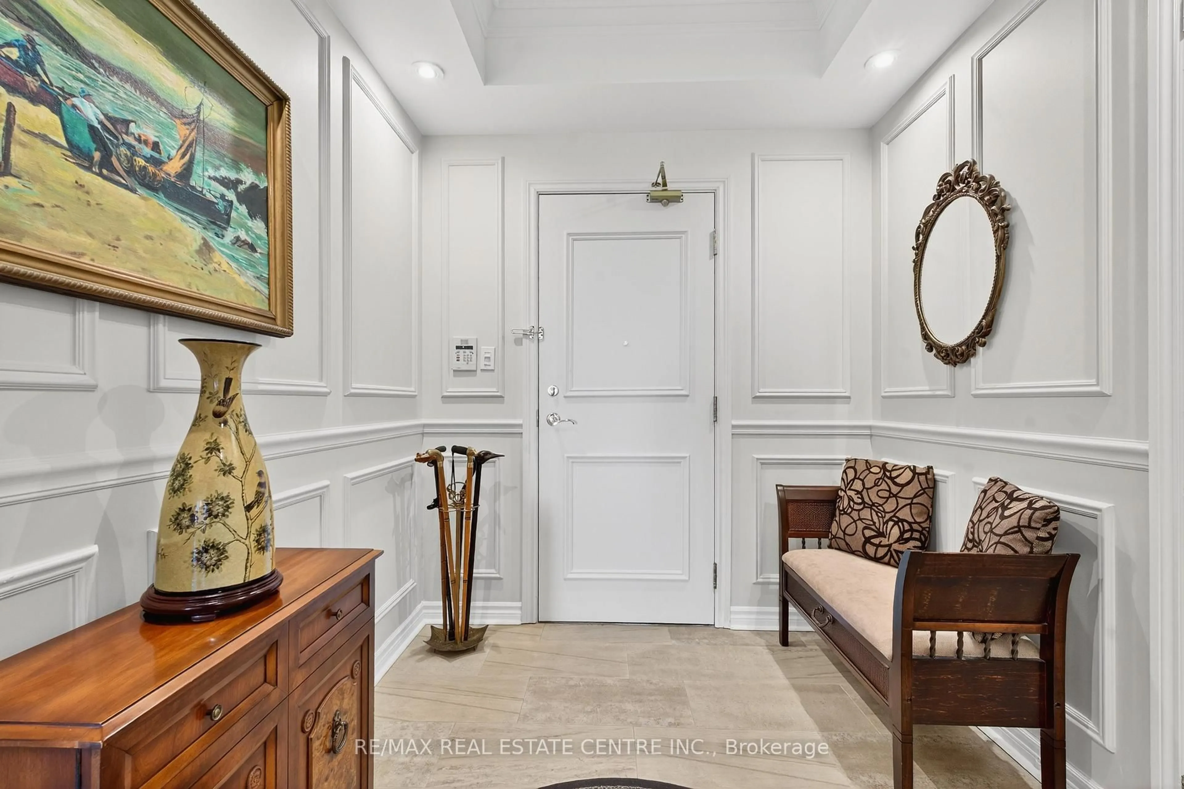 Indoor entryway for 1900 The Collegeway #2207, Mississauga Ontario L5L 5Y8