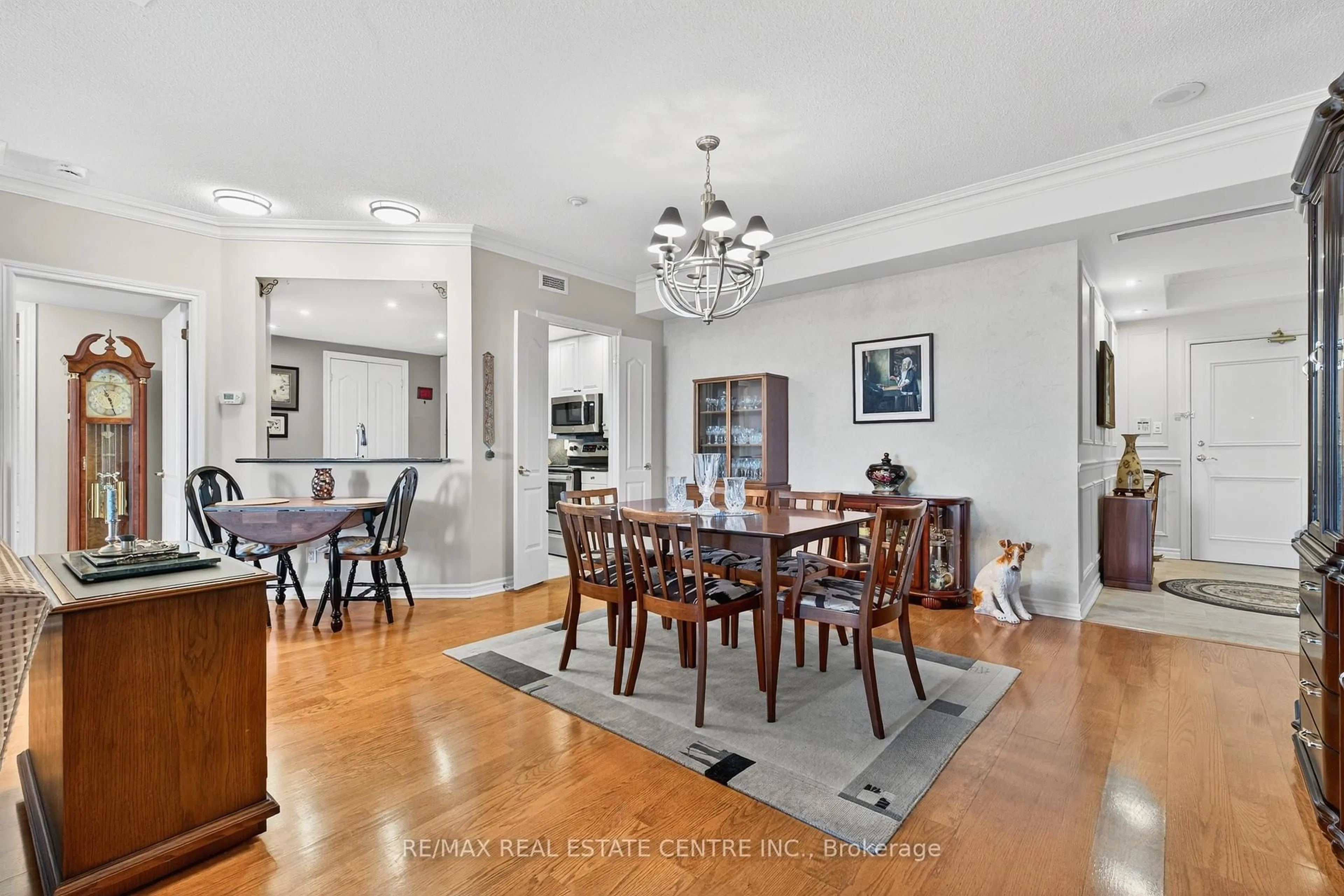 Dining room, unknown for 1900 The Collegeway #2207, Mississauga Ontario L5L 5Y8