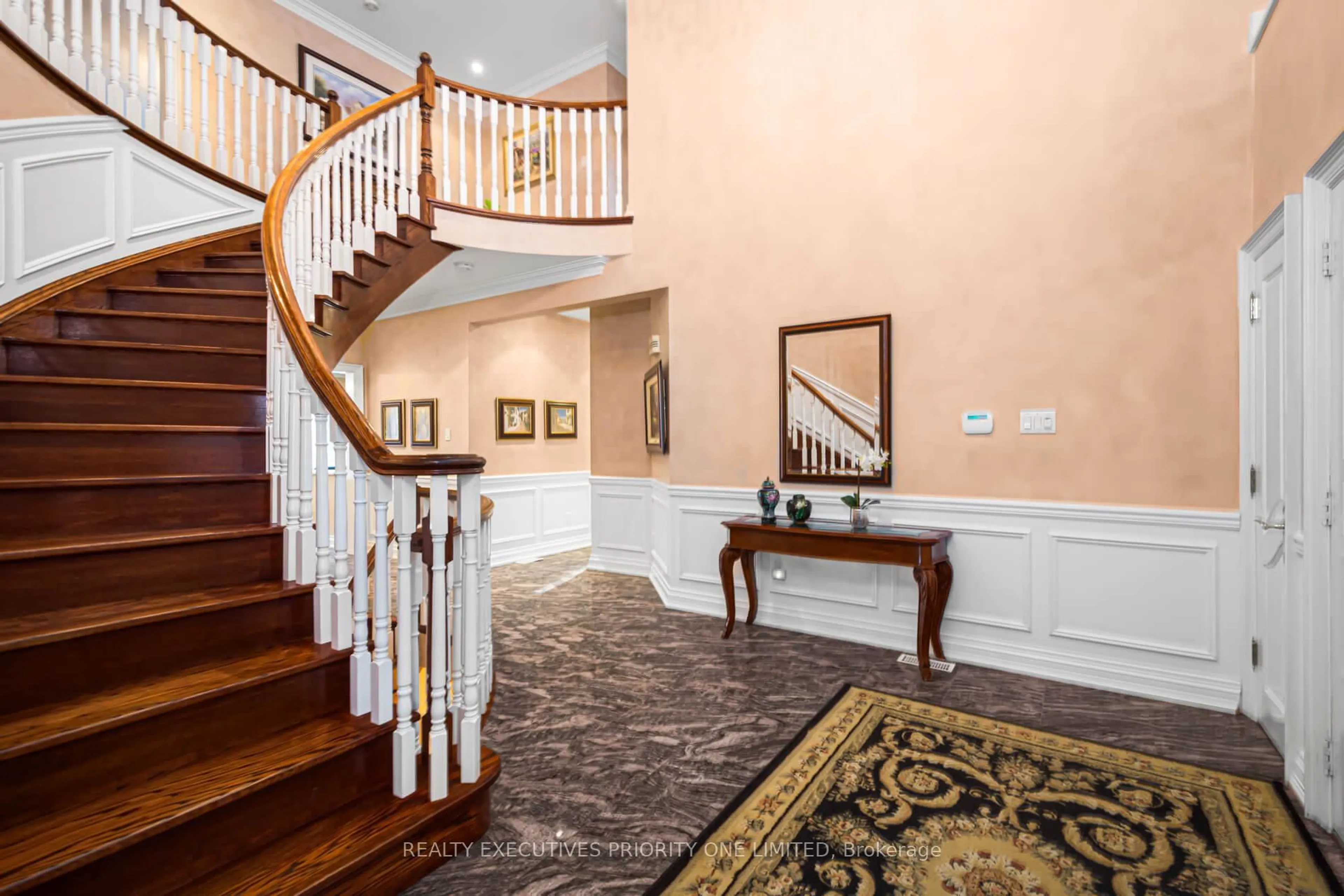 Indoor foyer for 7 Finchley Rd, Toronto Ontario M9A 2X4