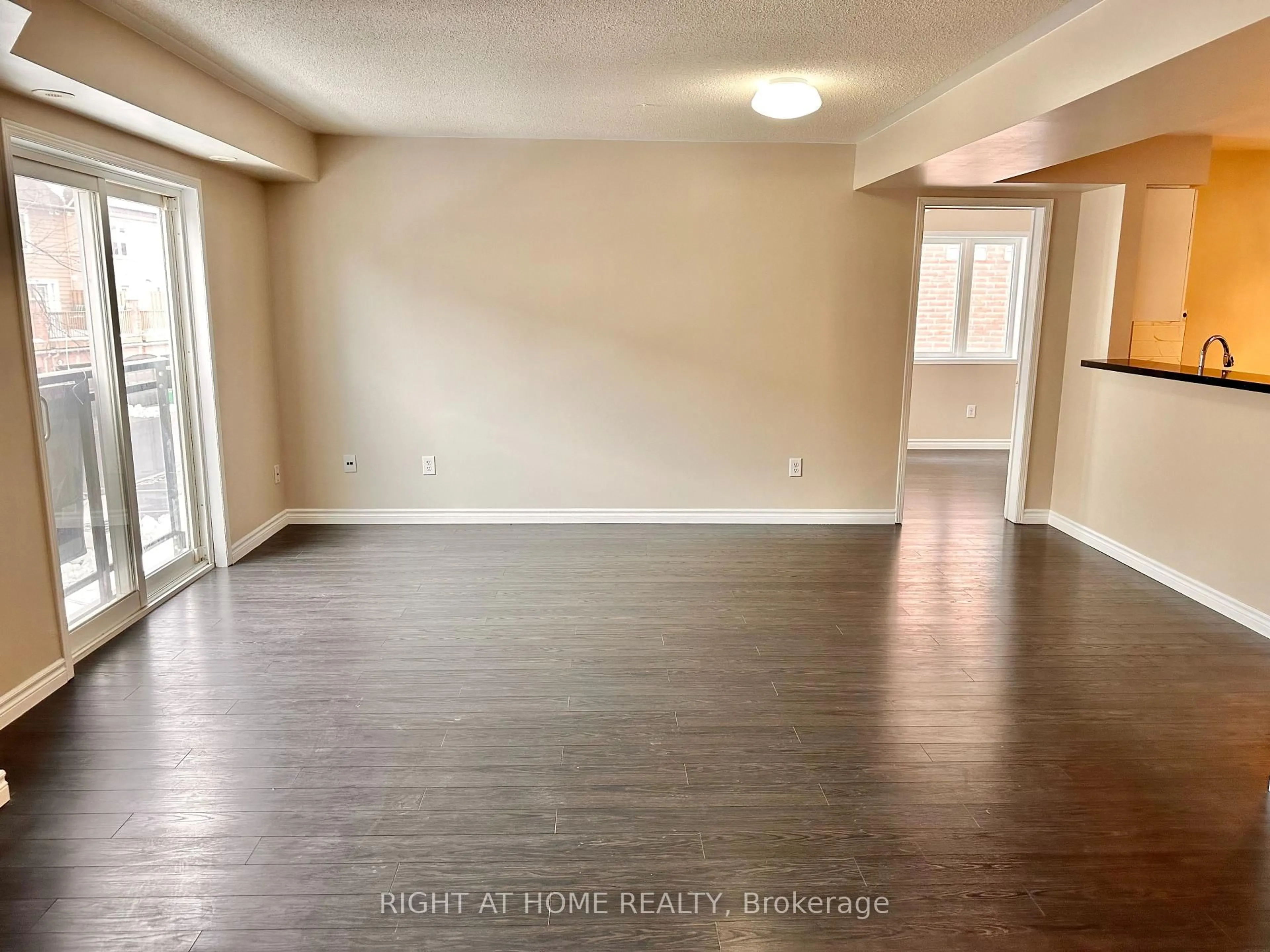 A pic of a room for 4975 Southampton Dr, Mississauga Ontario L5M 8E3