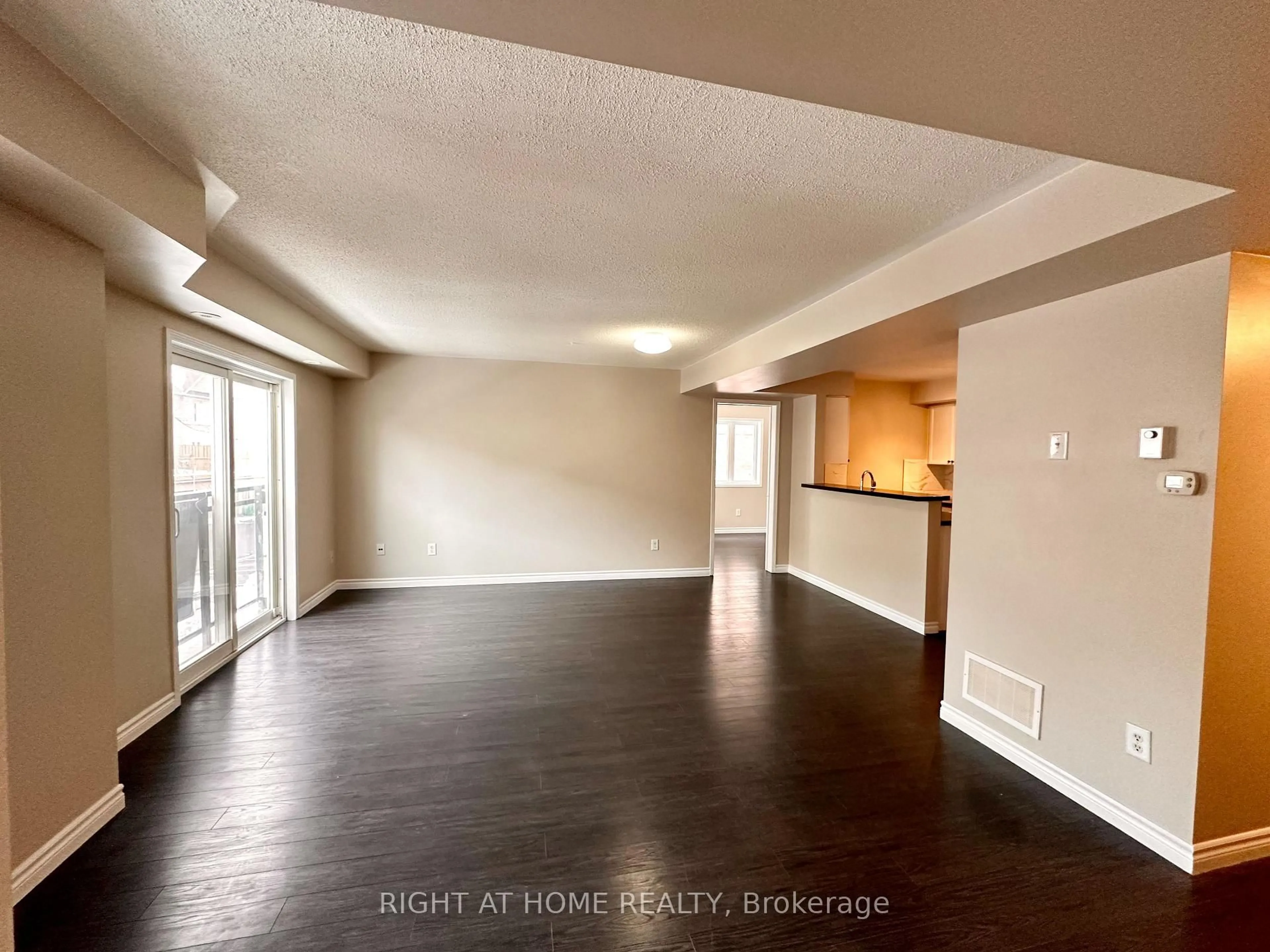 A pic of a room for 4975 Southampton Dr, Mississauga Ontario L5M 8E3