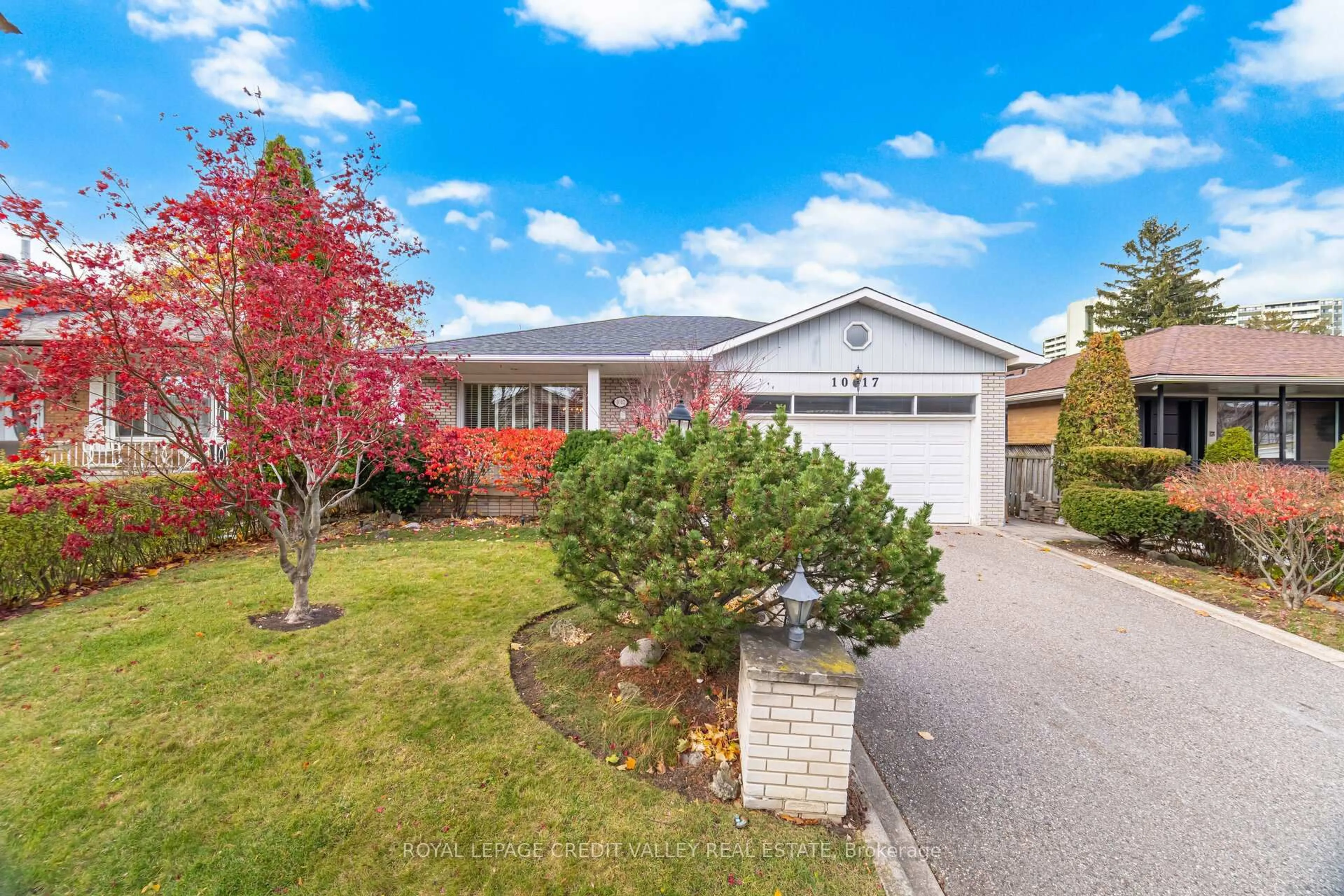 Home with vinyl exterior material, street for 1017 Streamway Cres, Mississauga Ontario L4Y 2P3