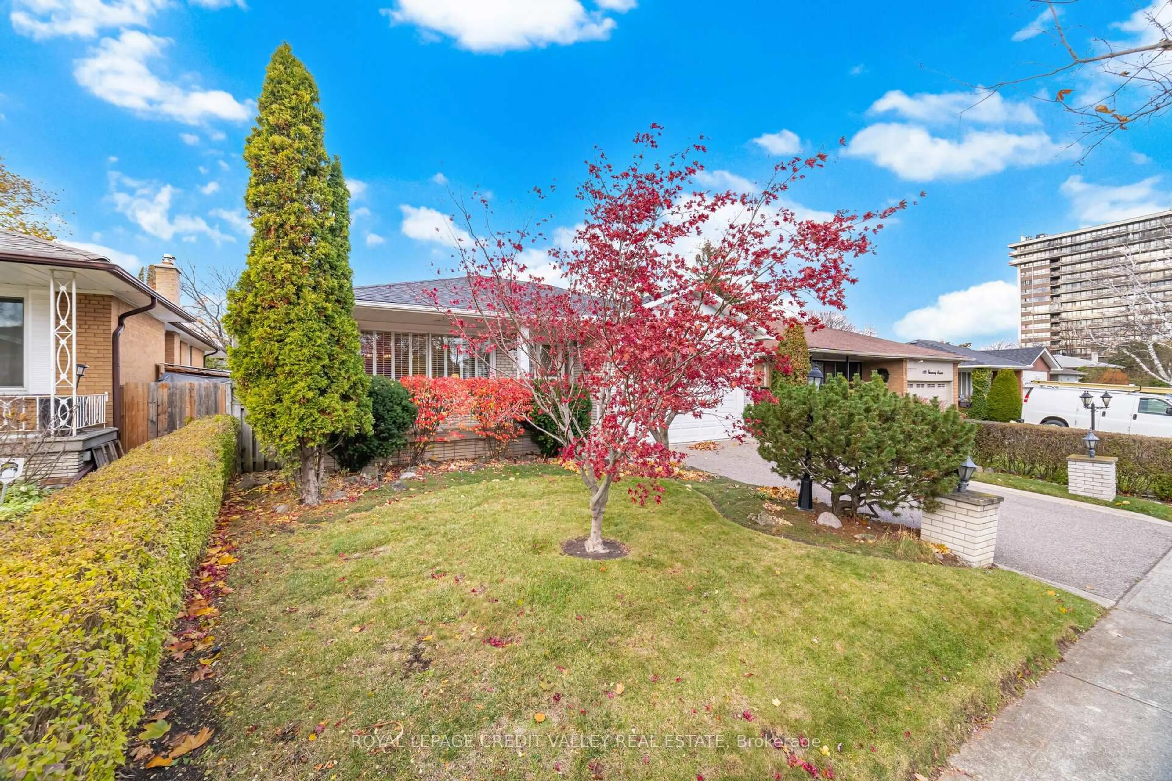 A pic from outside/outdoor area/front of a property/back of a property/a pic from drone, street for 1017 Streamway Cres, Mississauga Ontario L4Y 2P3