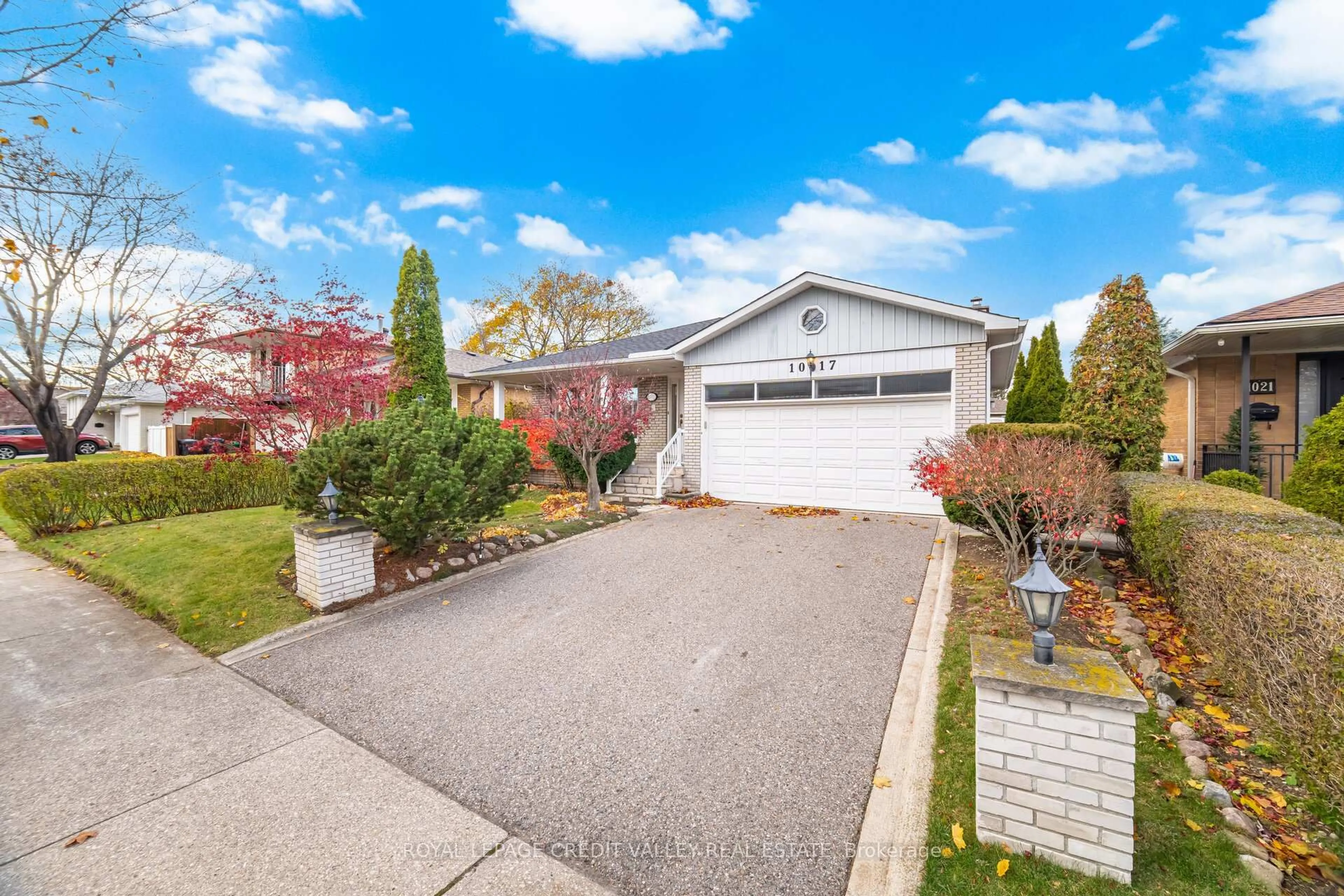 A pic from outside/outdoor area/front of a property/back of a property/a pic from drone, street for 1017 Streamway Cres, Mississauga Ontario L4Y 2P3