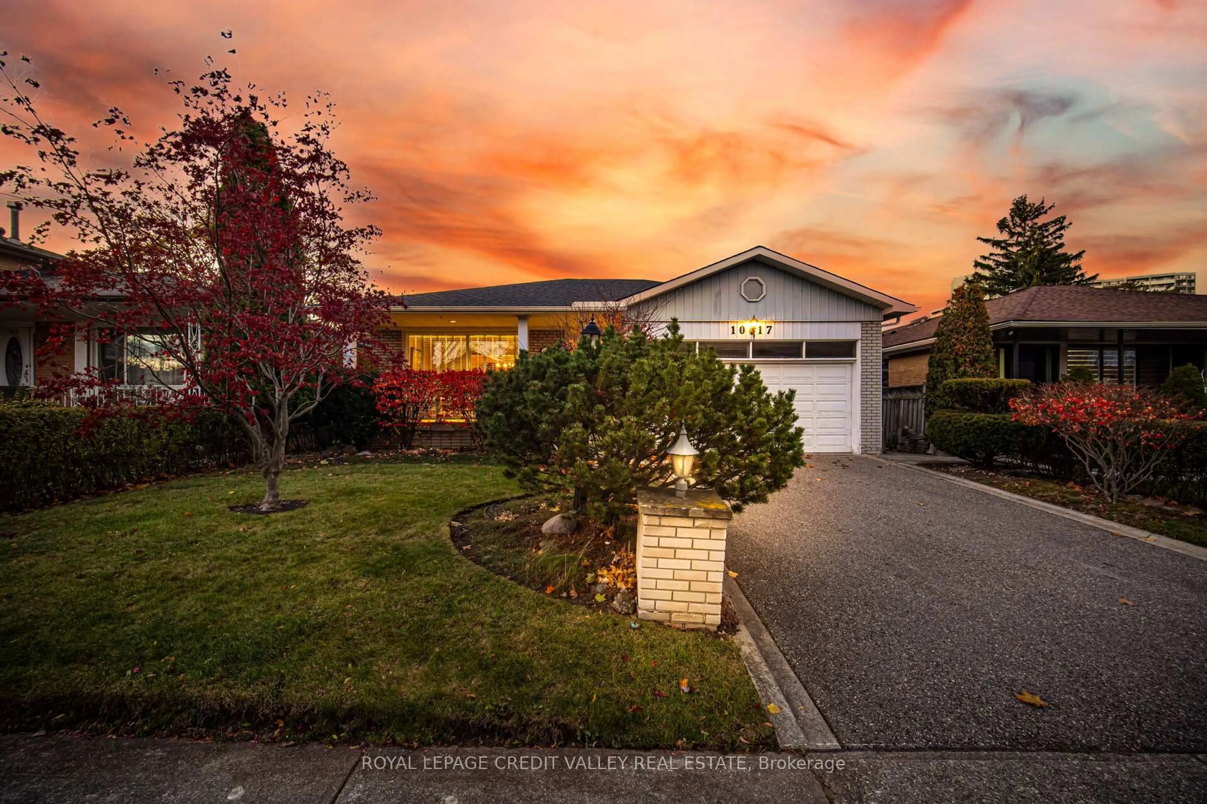 A pic from outside/outdoor area/front of a property/back of a property/a pic from drone, street for 1017 Streamway Cres, Mississauga Ontario L4Y 2P3