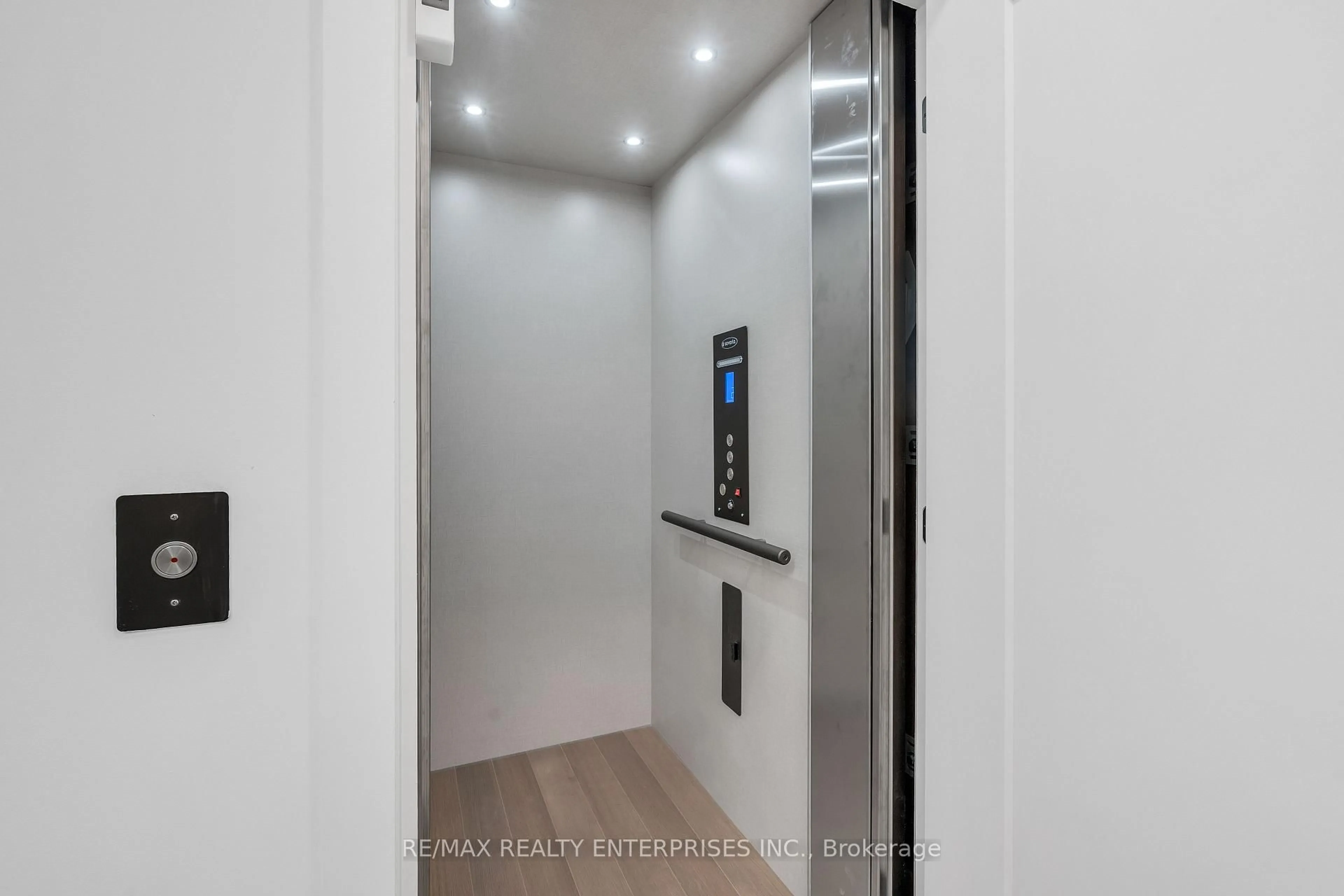 Indoor foyer for 50 Lou Parsons Way #76, Mississauga Ontario L5H 0B2