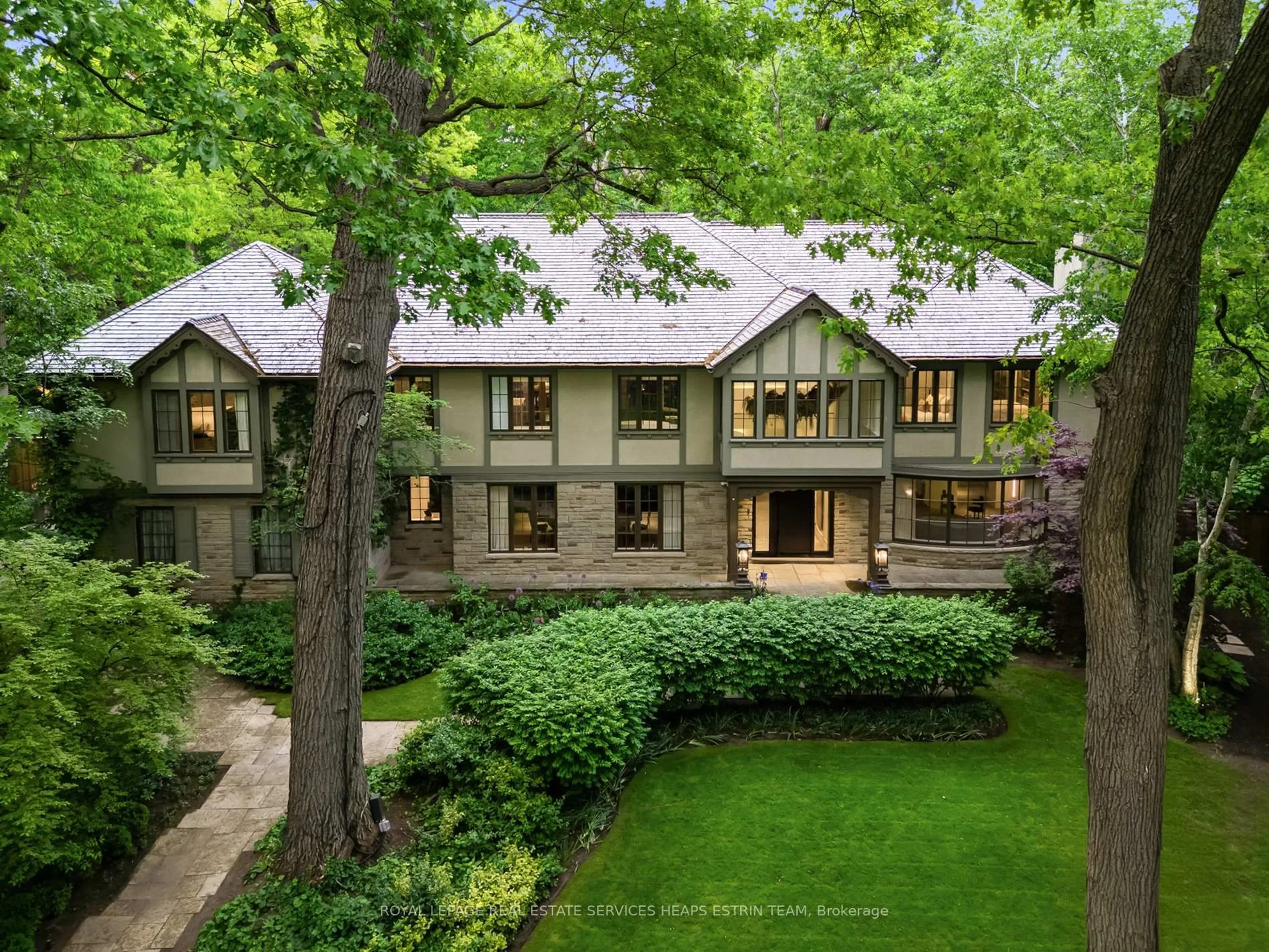 A pic from outside/outdoor area/front of a property/back of a property/a pic from drone, street for 25 North Dr, Toronto Ontario M9A 4R1