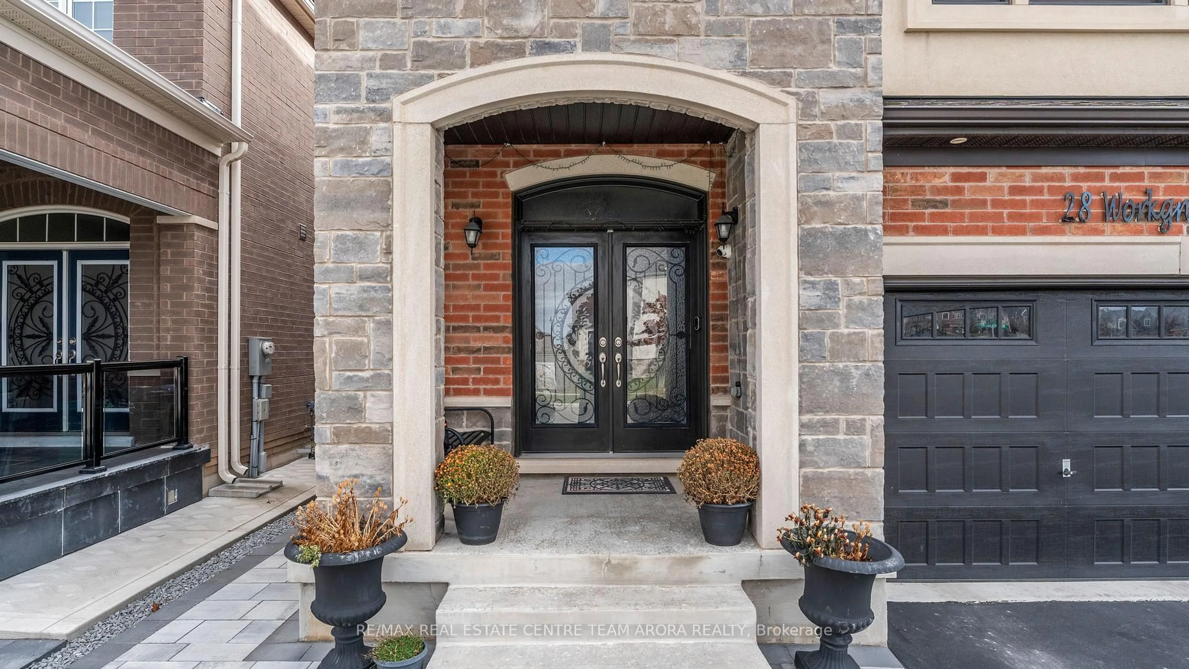 Indoor entryway for 28 Workgreen Pkwy, Brampton Ontario L6Y 6J5