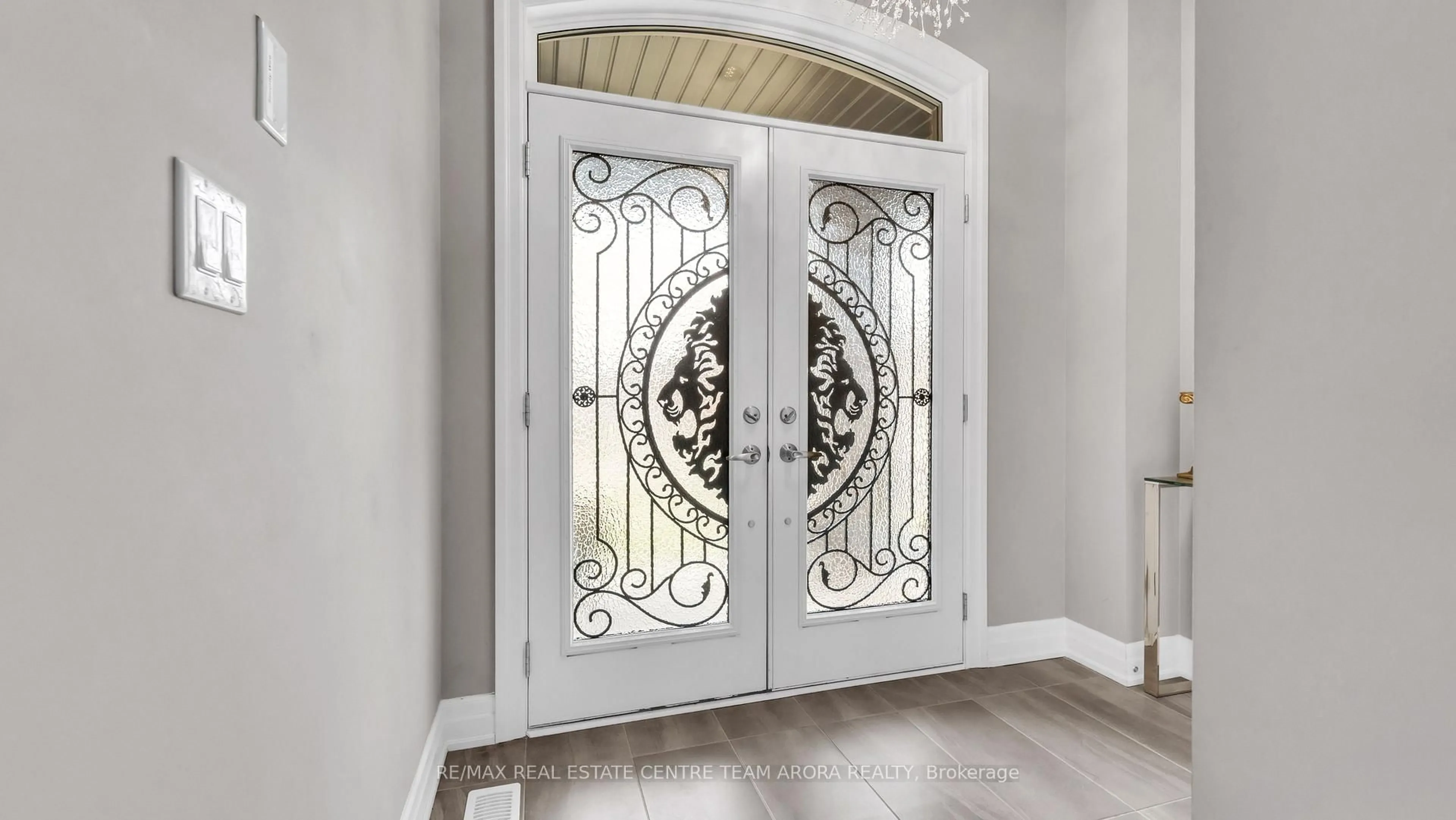 Indoor entryway for 28 Workgreen Pkwy, Brampton Ontario L6Y 6J5