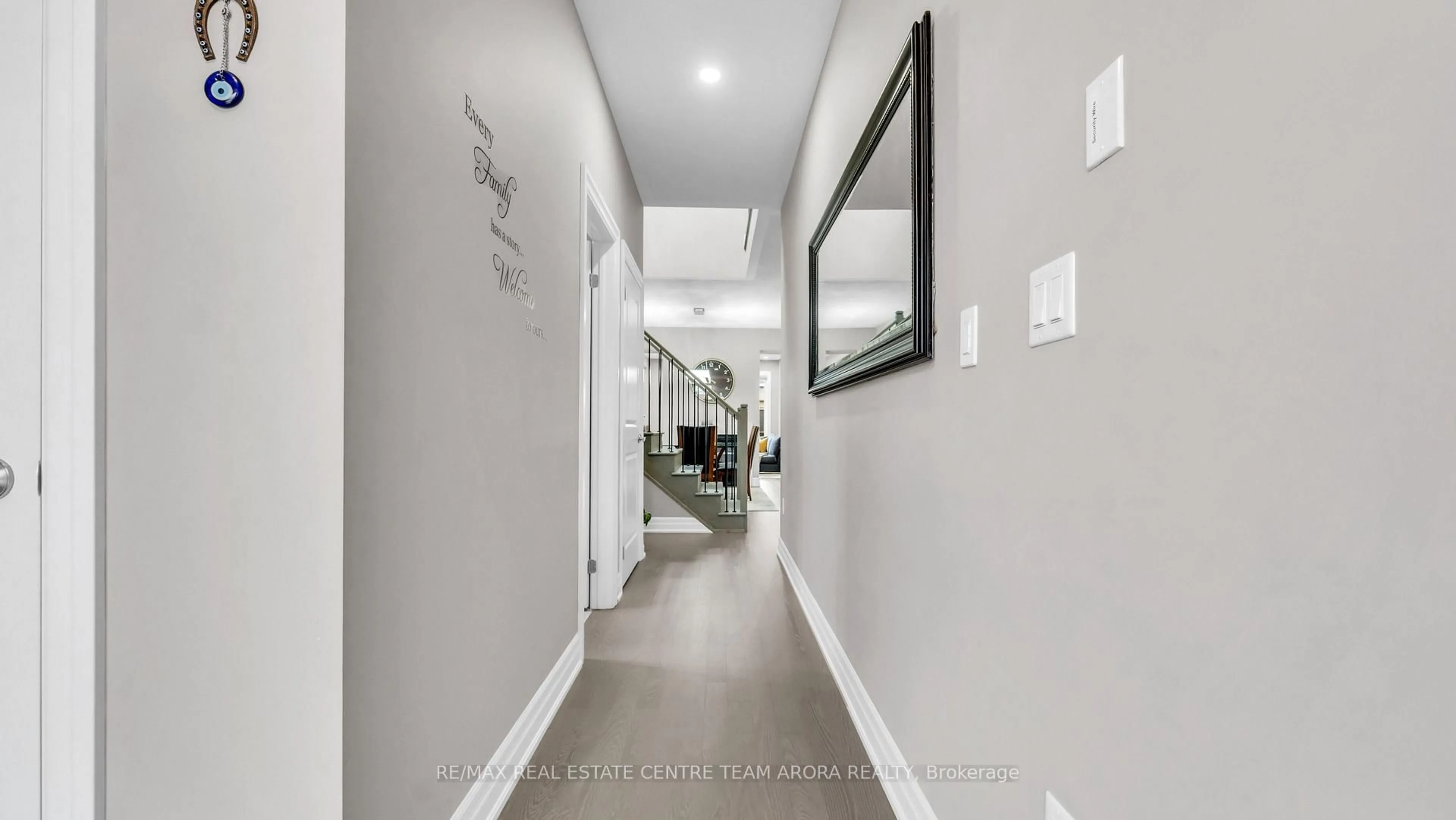 Indoor foyer for 28 Workgreen Pkwy, Brampton Ontario L6Y 6J5