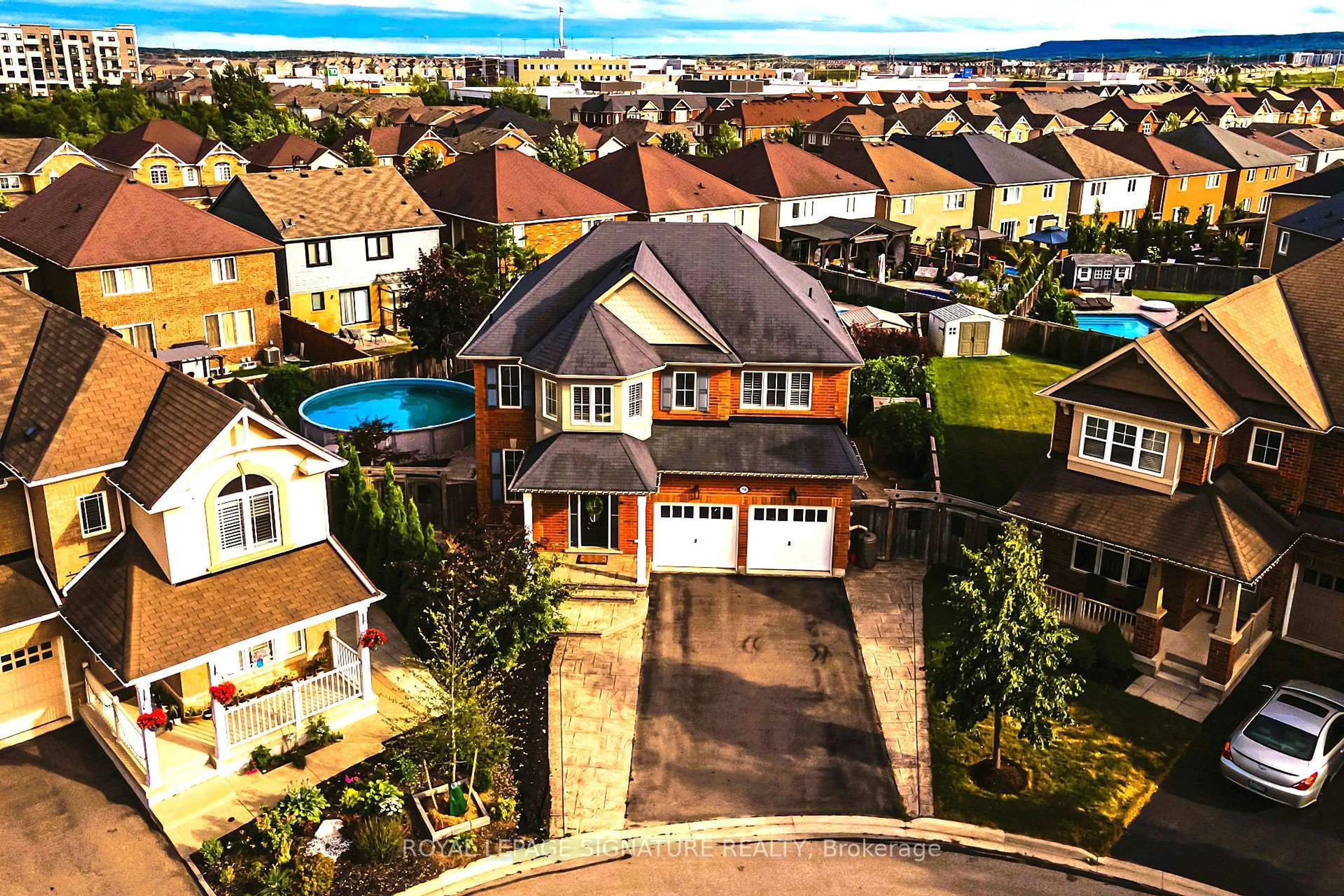 A pic from outside/outdoor area/front of a property/back of a property/a pic from drone, city buildings view from balcony for 366 Cochrane Terr, Milton Ontario L9T 8C1
