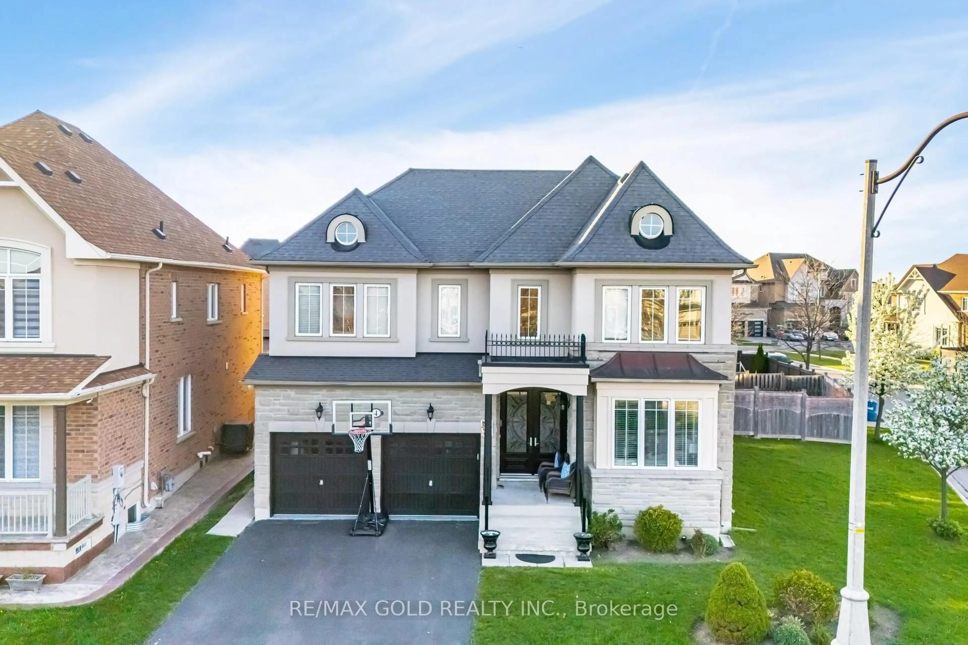 A pic from outside/outdoor area/front of a property/back of a property/a pic from drone, street for 4 Fanfare Pl, Brampton Ontario L6P 3E2