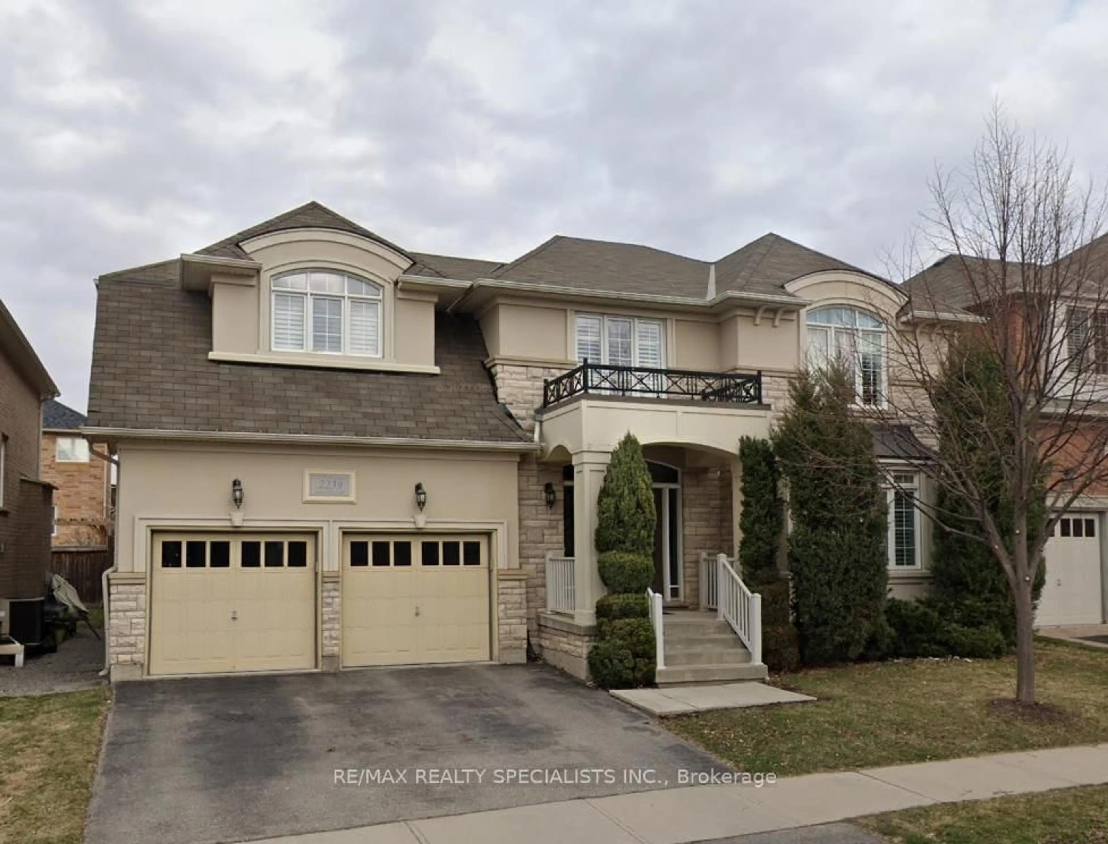 Home with vinyl exterior material, street for 2239 Devonshire Cres, Oakville Ontario L6M 4T5