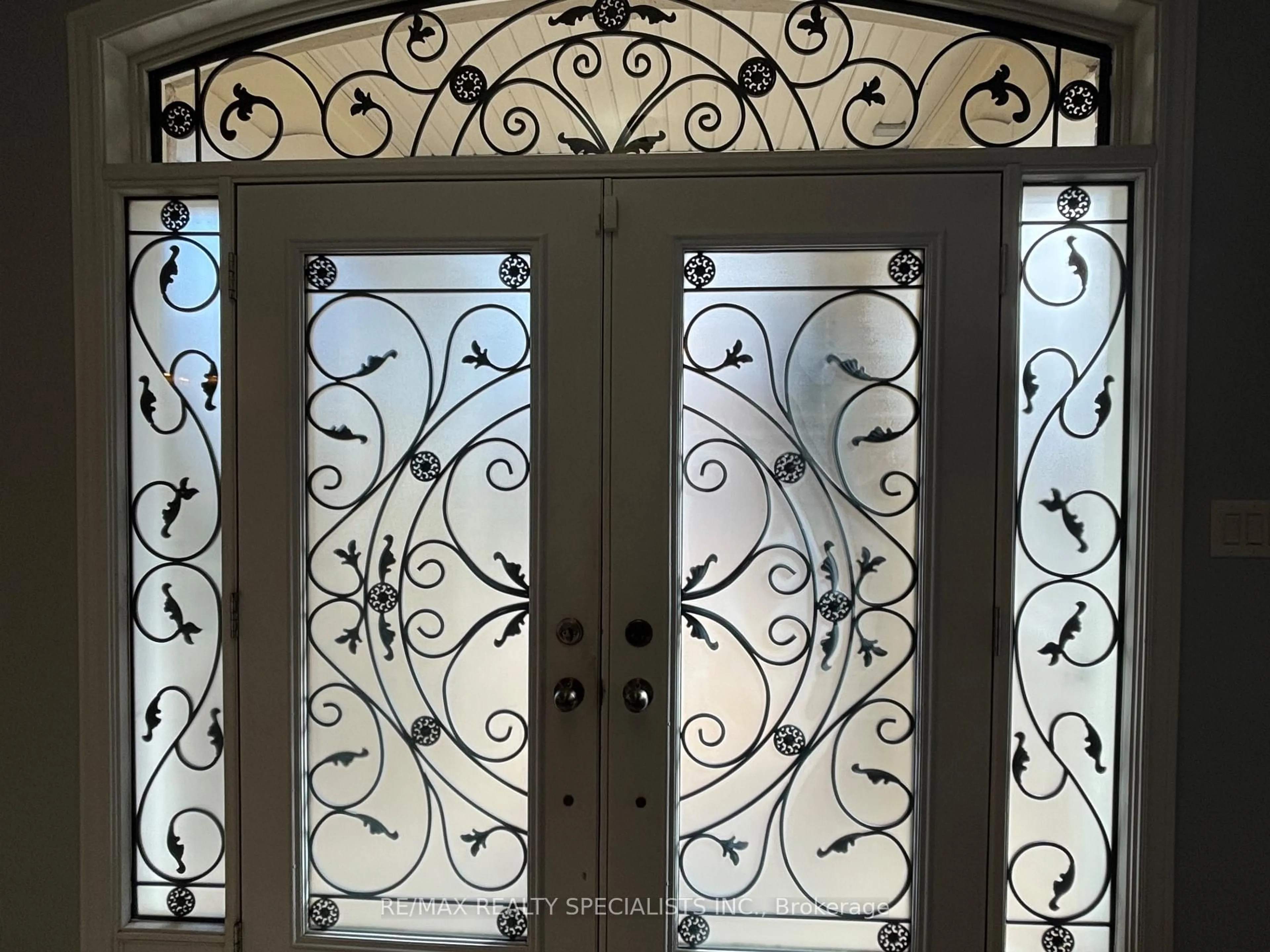 Indoor entryway for 2239 Devonshire Cres, Oakville Ontario L6M 4T5