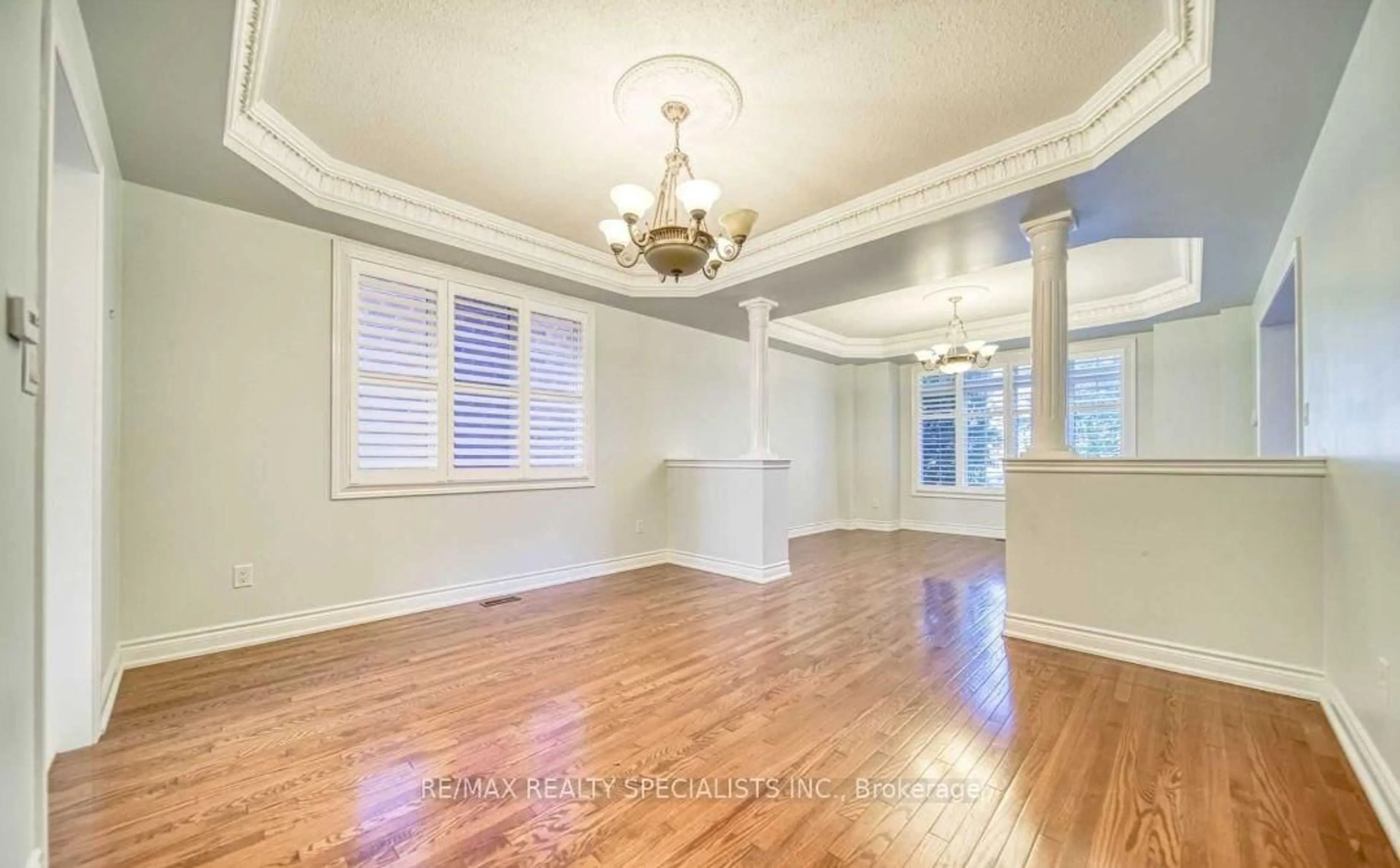 Dining room, wood/laminate floor for 2239 Devonshire Cres, Oakville Ontario L6M 4T5