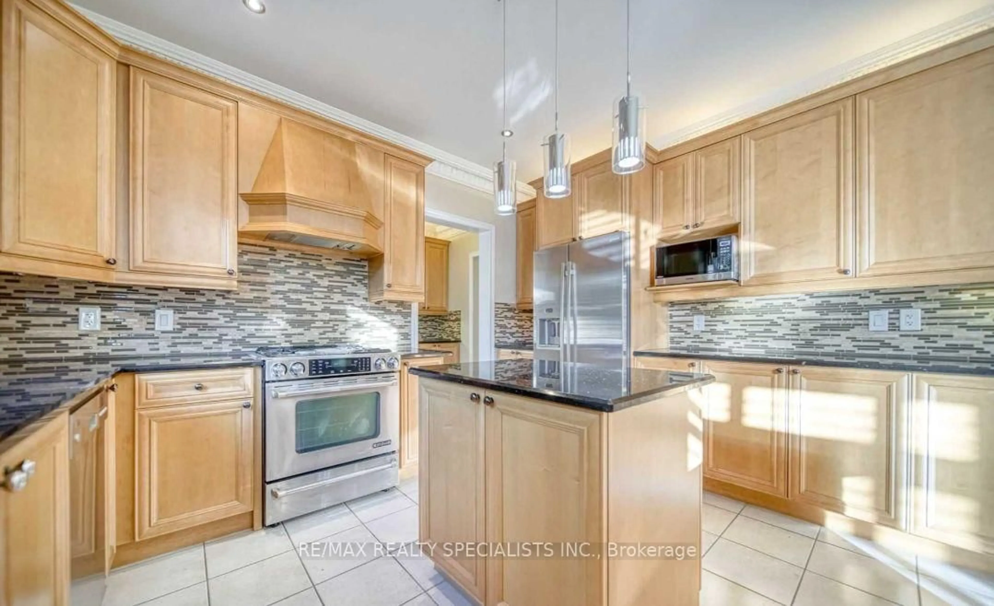 Open concept kitchen, ceramic/tile floor for 2239 Devonshire Cres, Oakville Ontario L6M 4T5