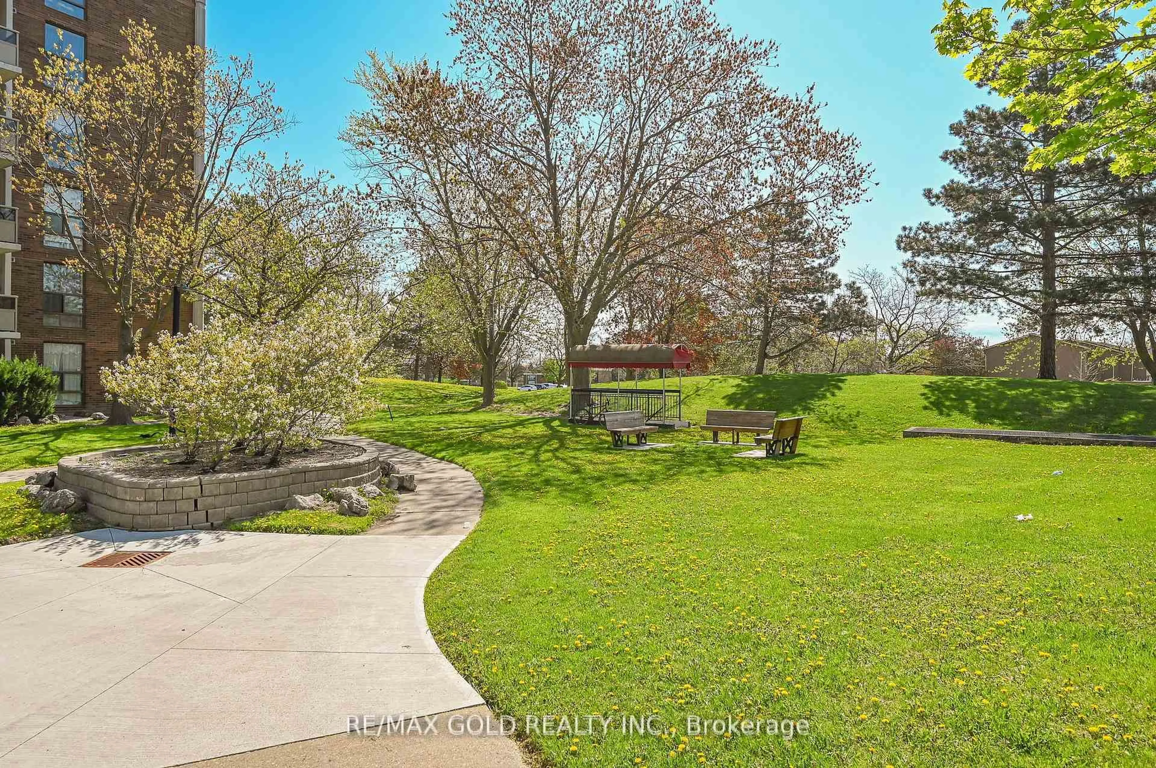 A pic from outside/outdoor area/front of a property/back of a property/a pic from drone, water/lake/river/ocean view for 4 Kings Cross Rd #1807, Brampton Ontario L6T 3X8