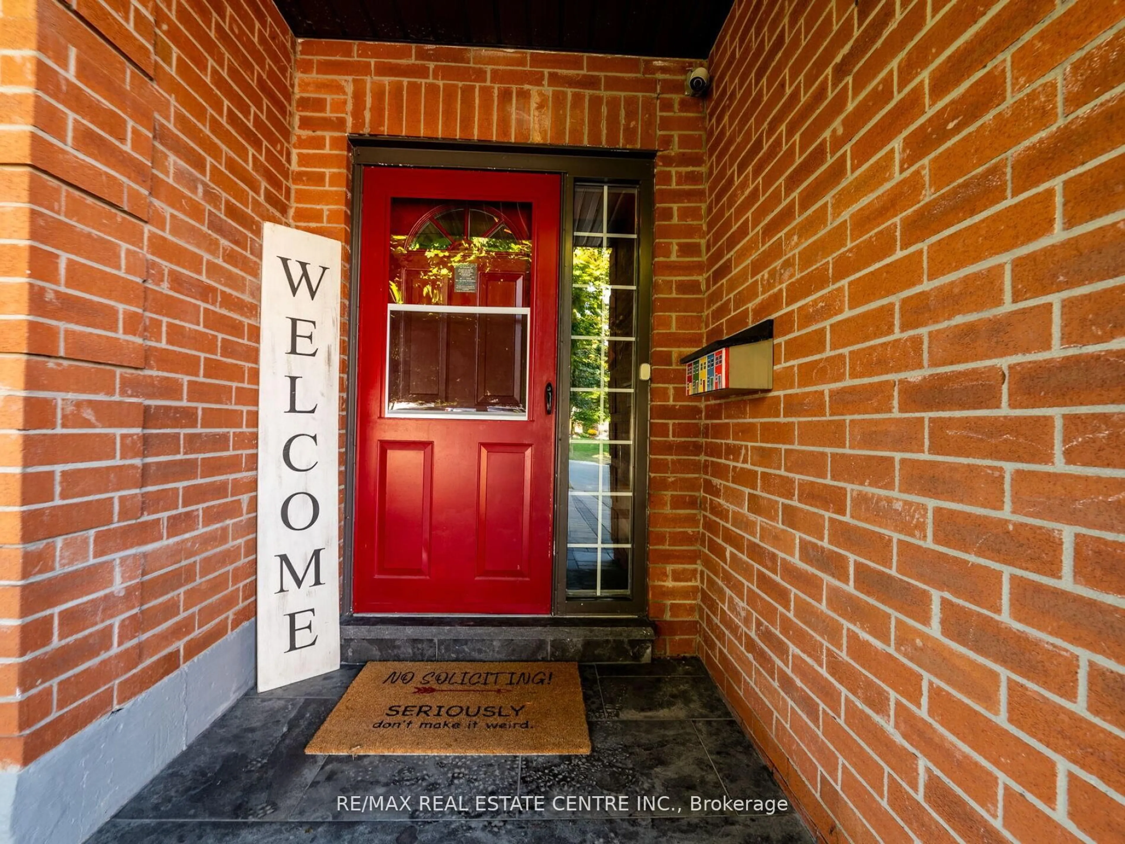 Indoor entryway for 678 Harrison Rd, Milton Ontario L9T 4S9