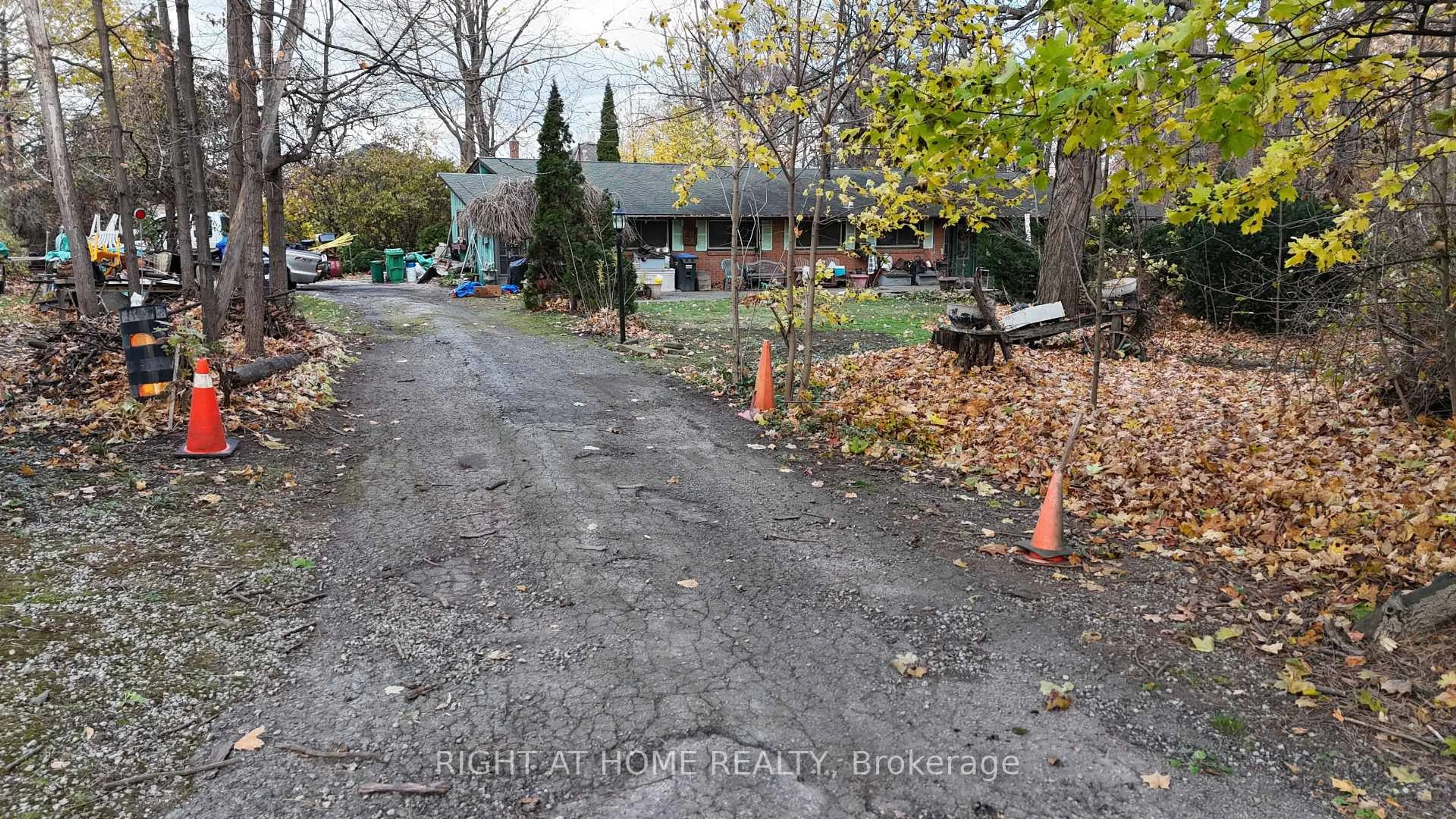 A pic from outside/outdoor area/front of a property/back of a property/a pic from drone, street for 2471 Fifth Line, Mississauga Ontario L5K 1V9