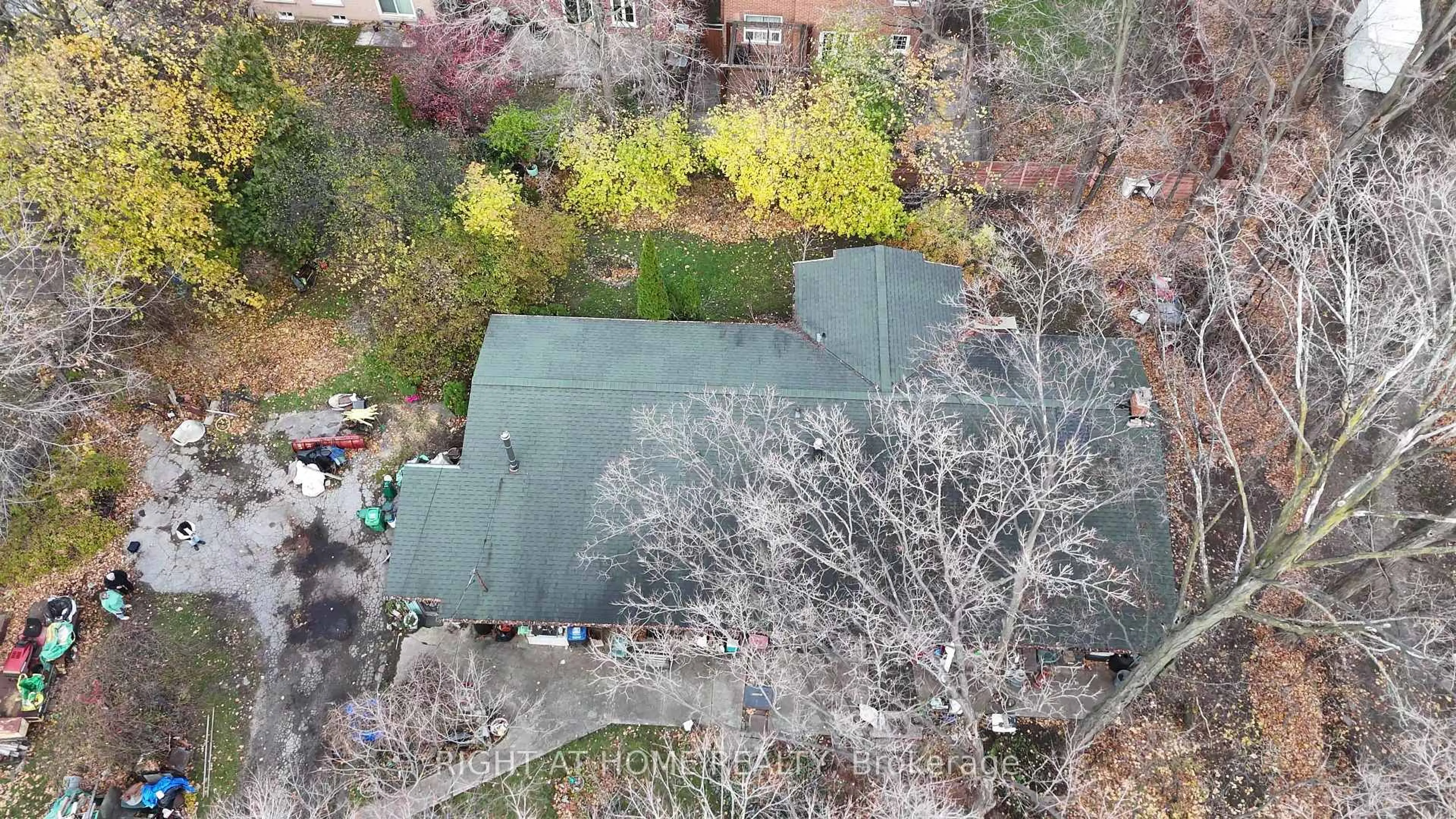A pic from outside/outdoor area/front of a property/back of a property/a pic from drone, unknown for 2471 Fifth Line, Mississauga Ontario L5K 1V9
