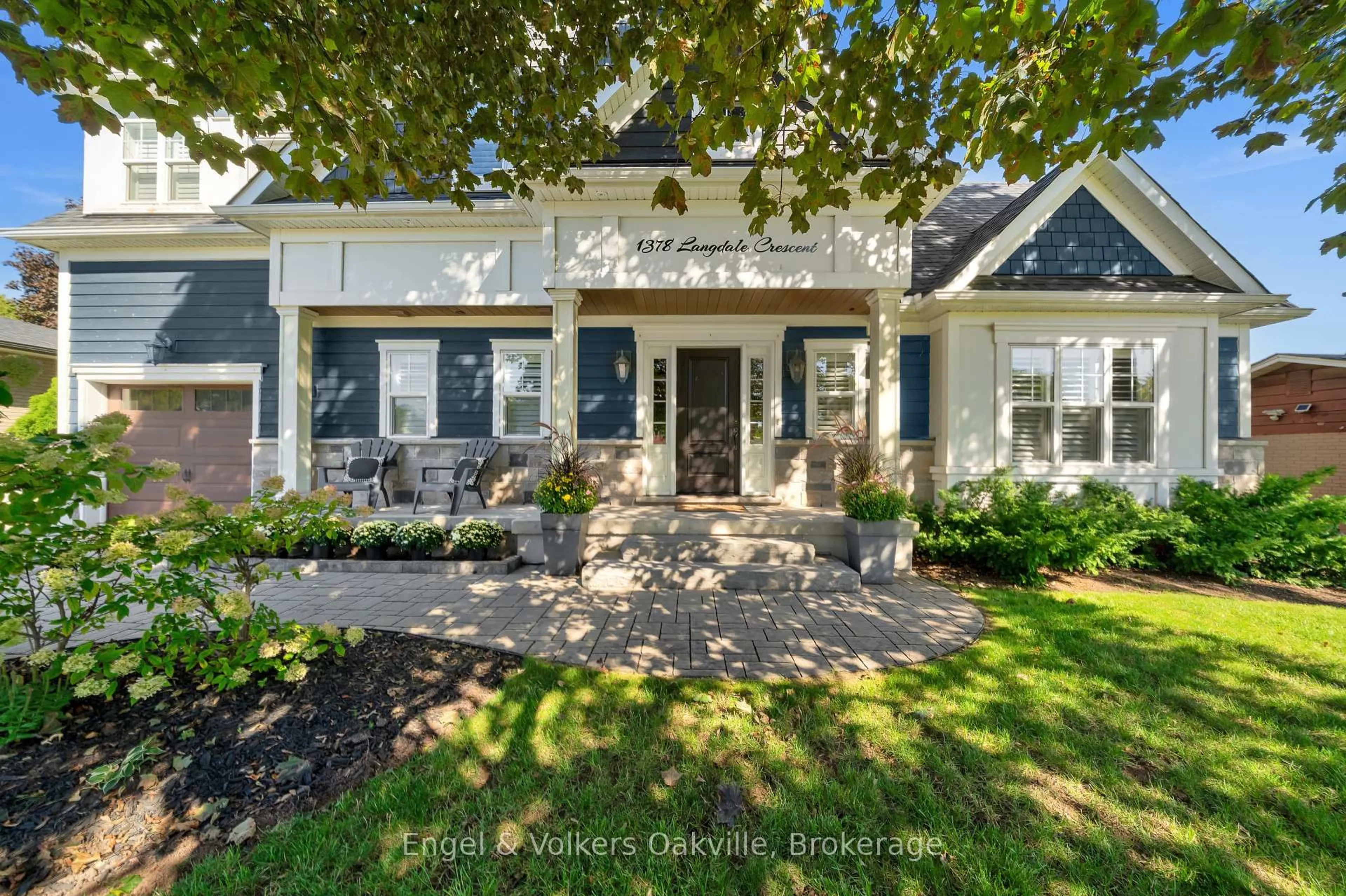 Home with vinyl exterior material, street for 1378 Langdale Cres, Oakville Ontario L6H 2K8