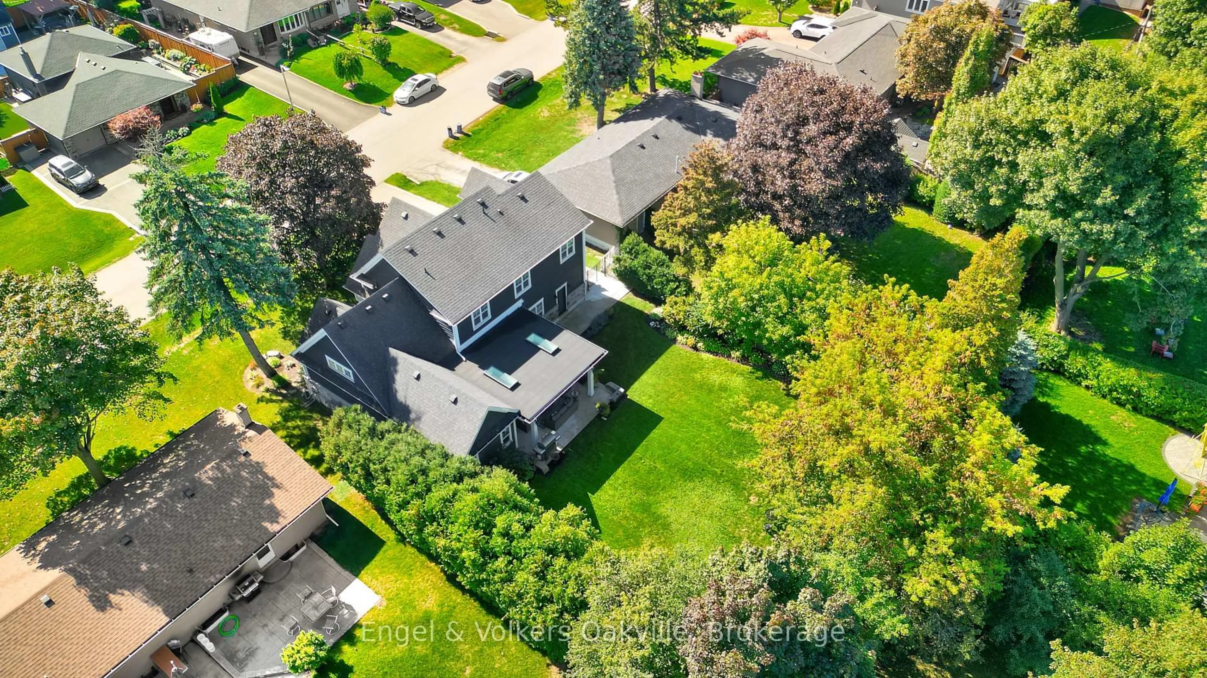 A pic from outside/outdoor area/front of a property/back of a property/a pic from drone, street for 1378 Langdale Cres, Oakville Ontario L6H 2K8