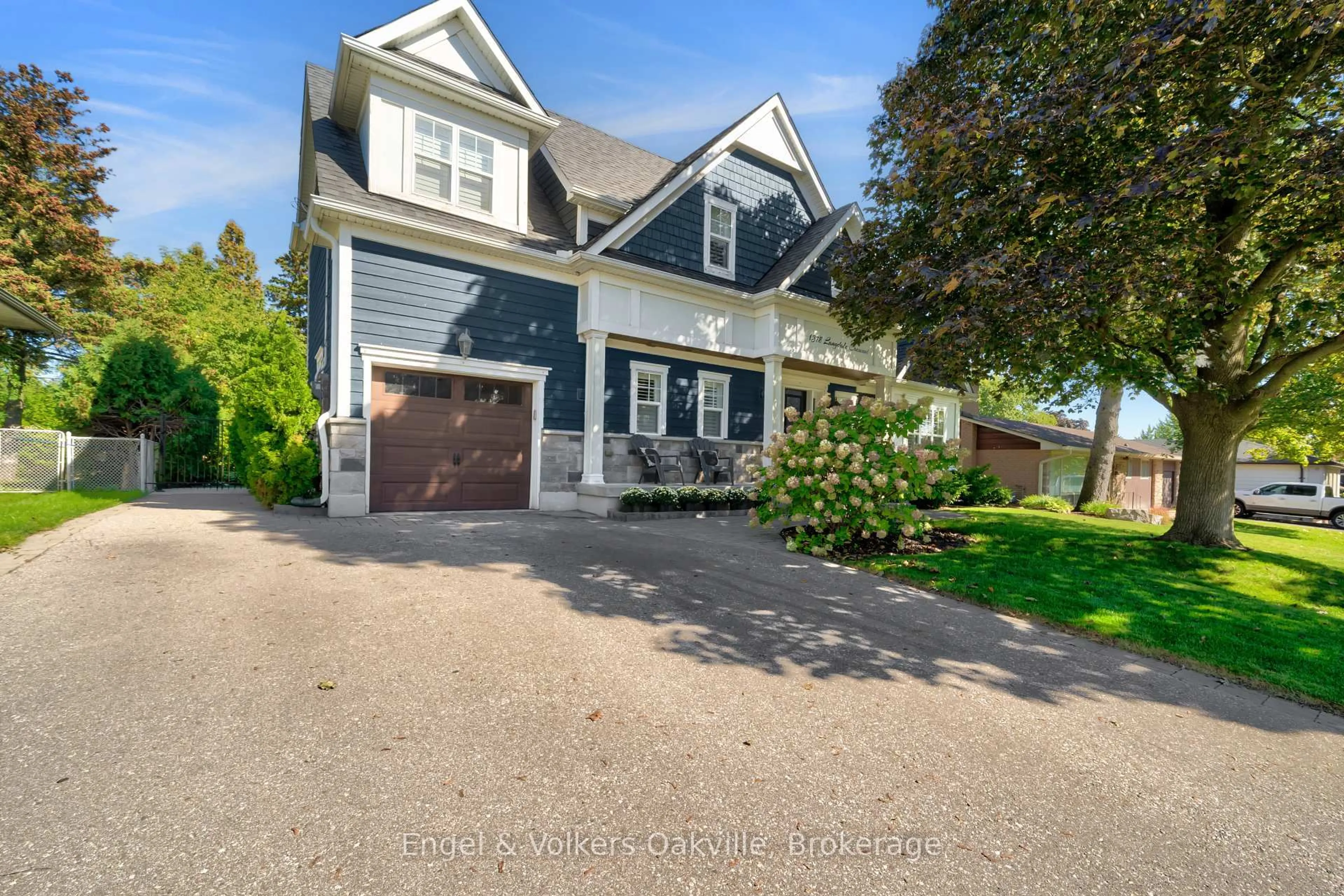 Home with vinyl exterior material, street for 1378 Langdale Cres, Oakville Ontario L6H 2K8