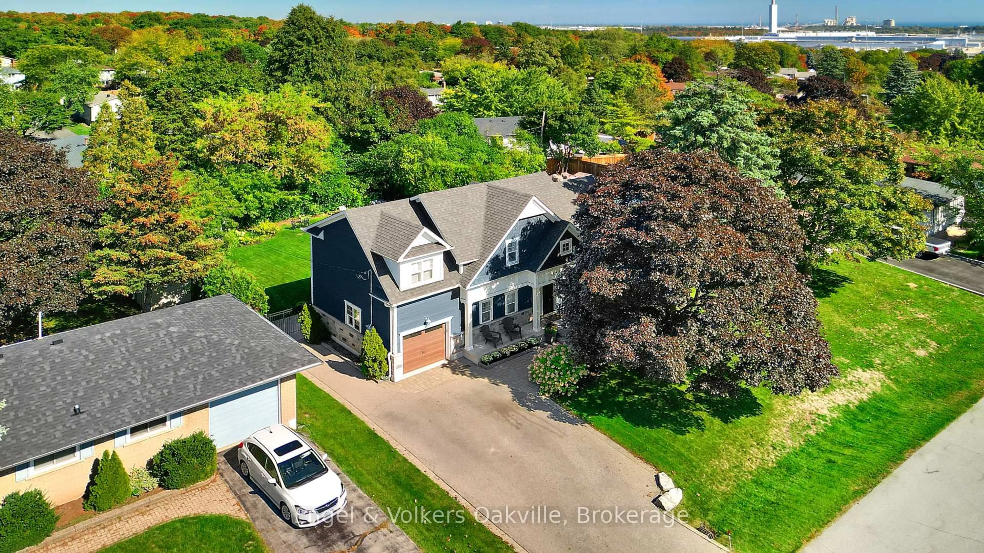 A pic from outside/outdoor area/front of a property/back of a property/a pic from drone, unknown for 1378 Langdale Cres, Oakville Ontario L6H 2K8