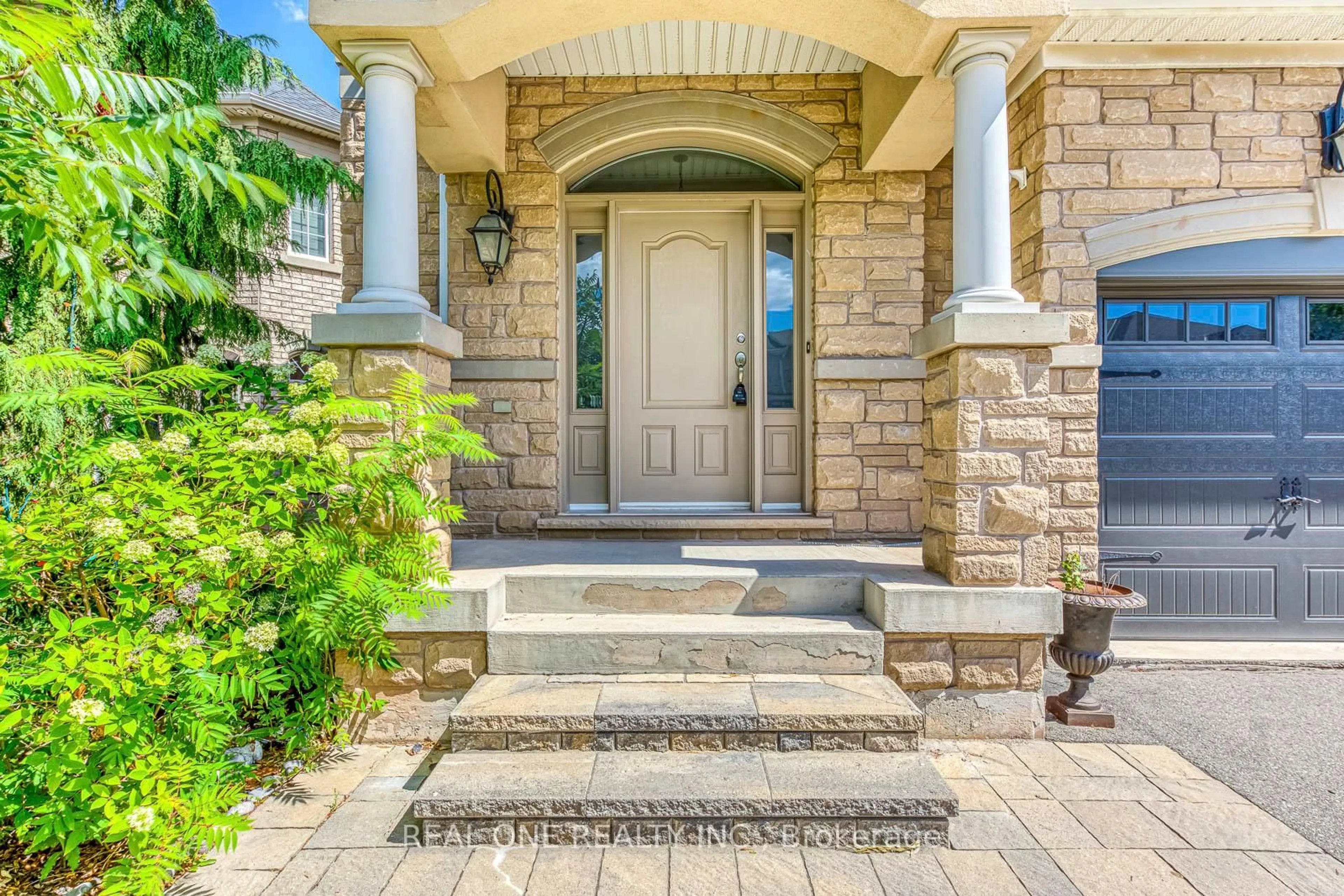 Indoor entryway for 1342 Kestell Blvd, Oakville Ontario L6H 0C8