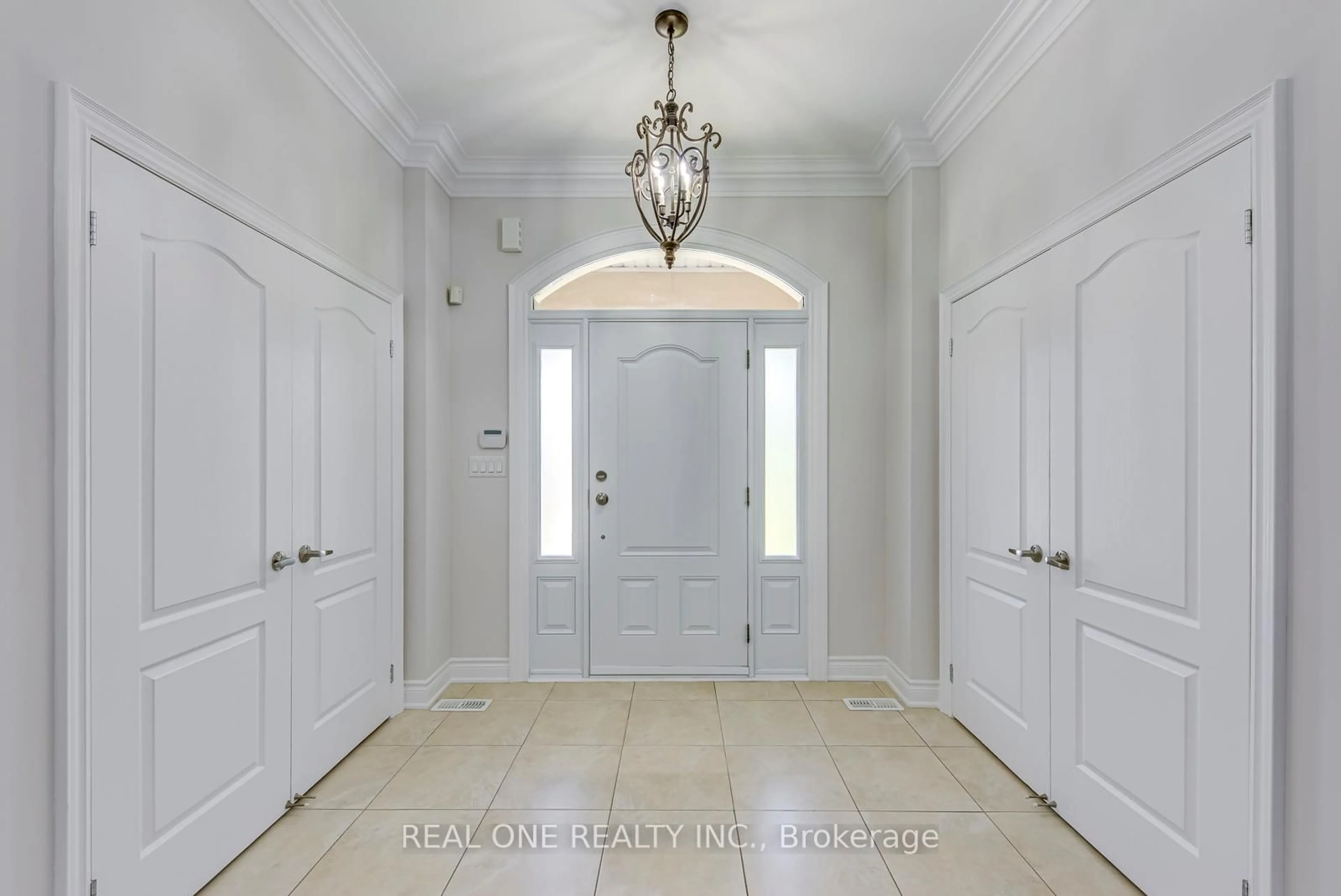 Indoor entryway for 1342 Kestell Blvd, Oakville Ontario L6H 0C8