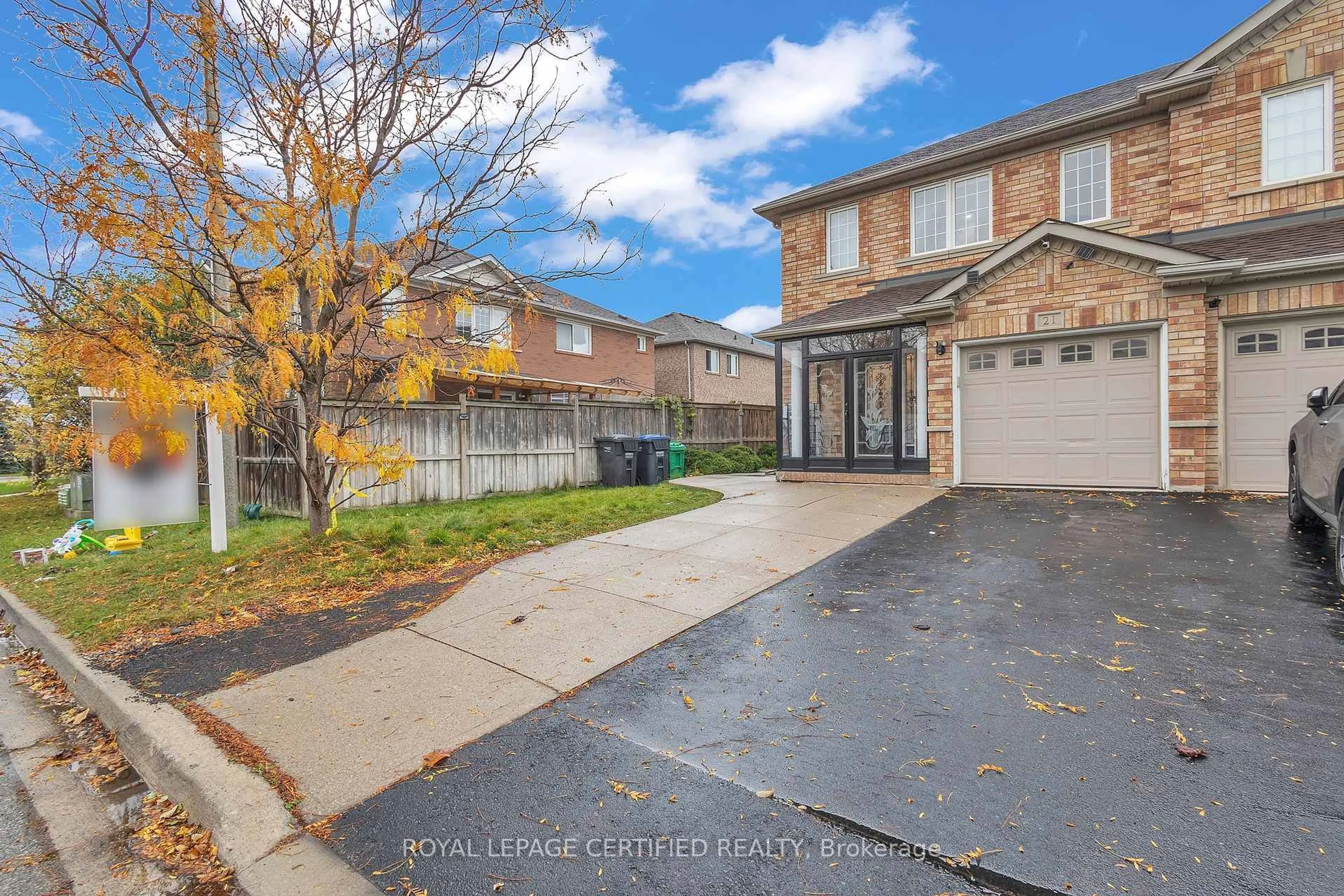 A pic from outside/outdoor area/front of a property/back of a property/a pic from drone, street for 21 Dunure Cres, Brampton Ontario L7A 2Y5