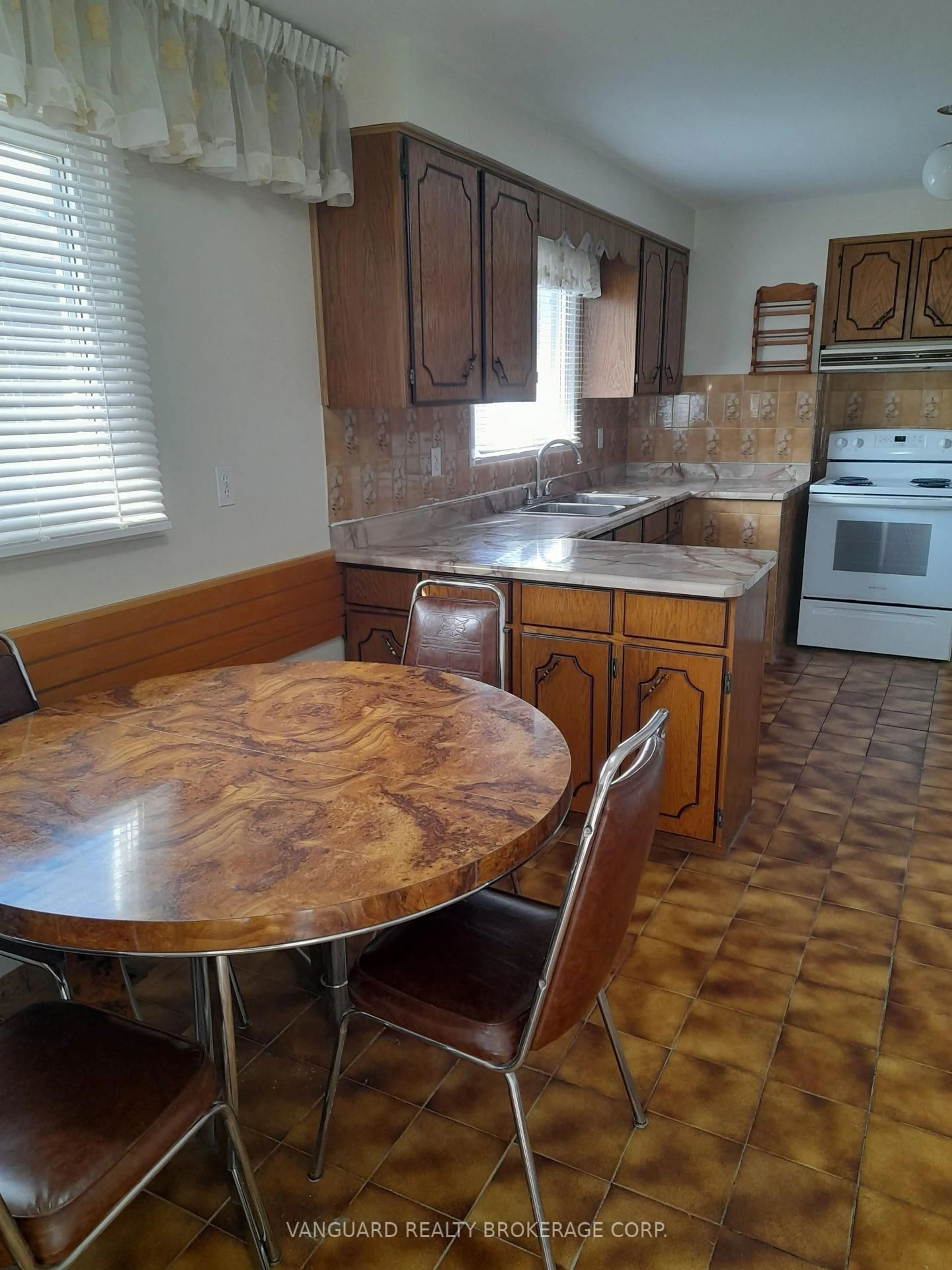 Standard kitchen, unknown for 3485 Chipley Cres, Mississauga Ontario L4T 2E3