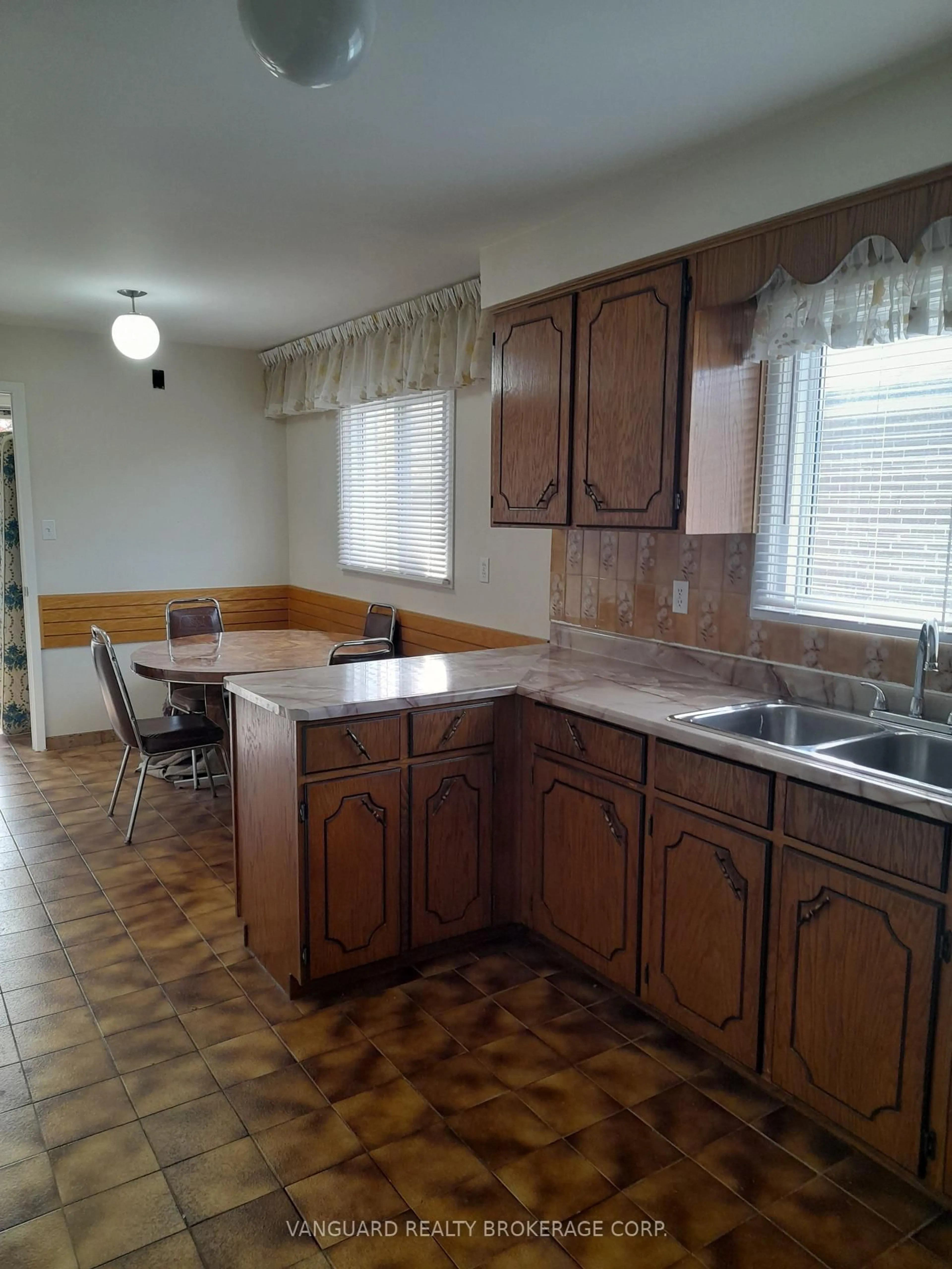 Standard kitchen, unknown for 3485 Chipley Cres, Mississauga Ontario L4T 2E3