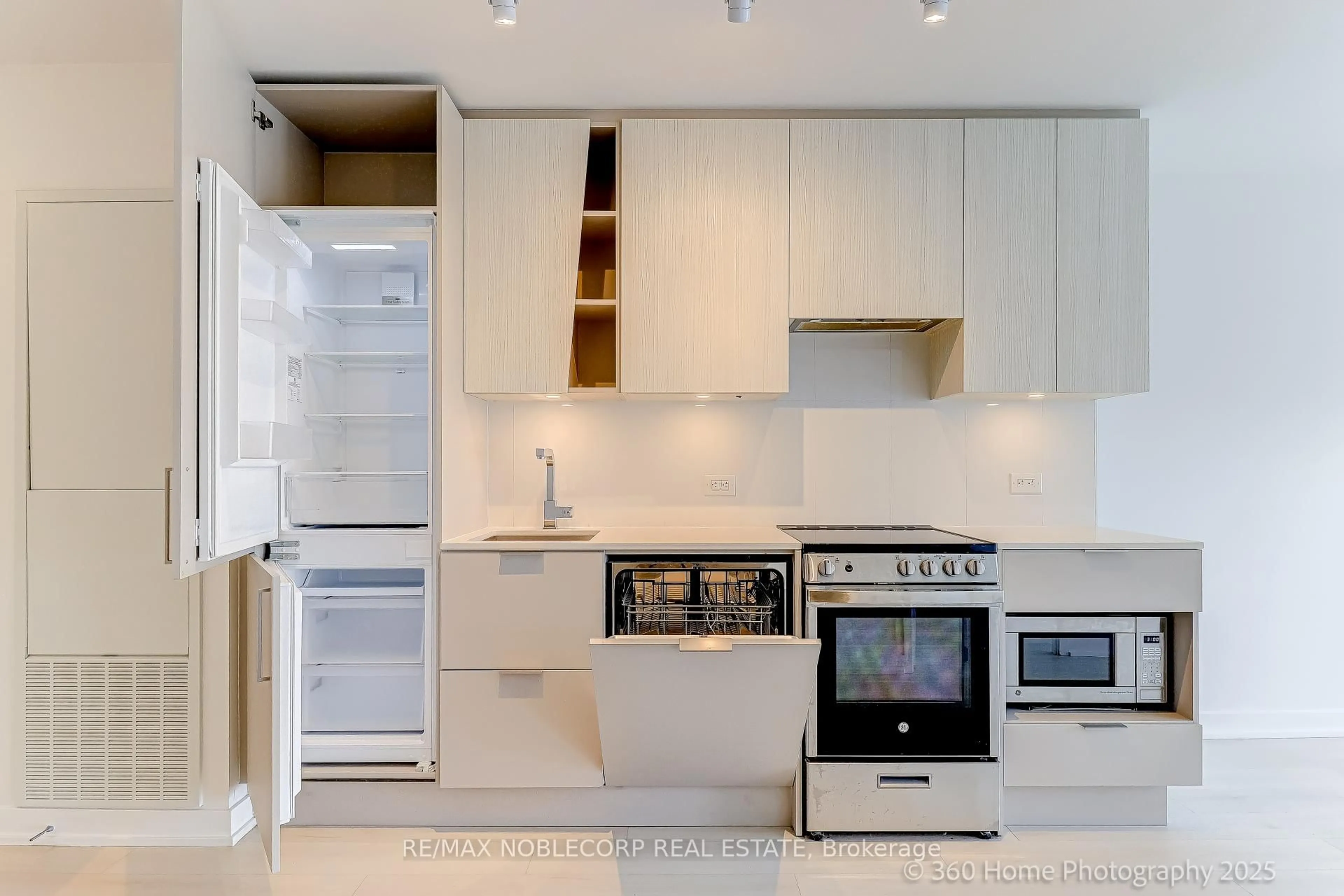 Standard kitchen, unknown for 3900 Confederation Pkwy #2912, Mississauga Ontario L5B 0M3