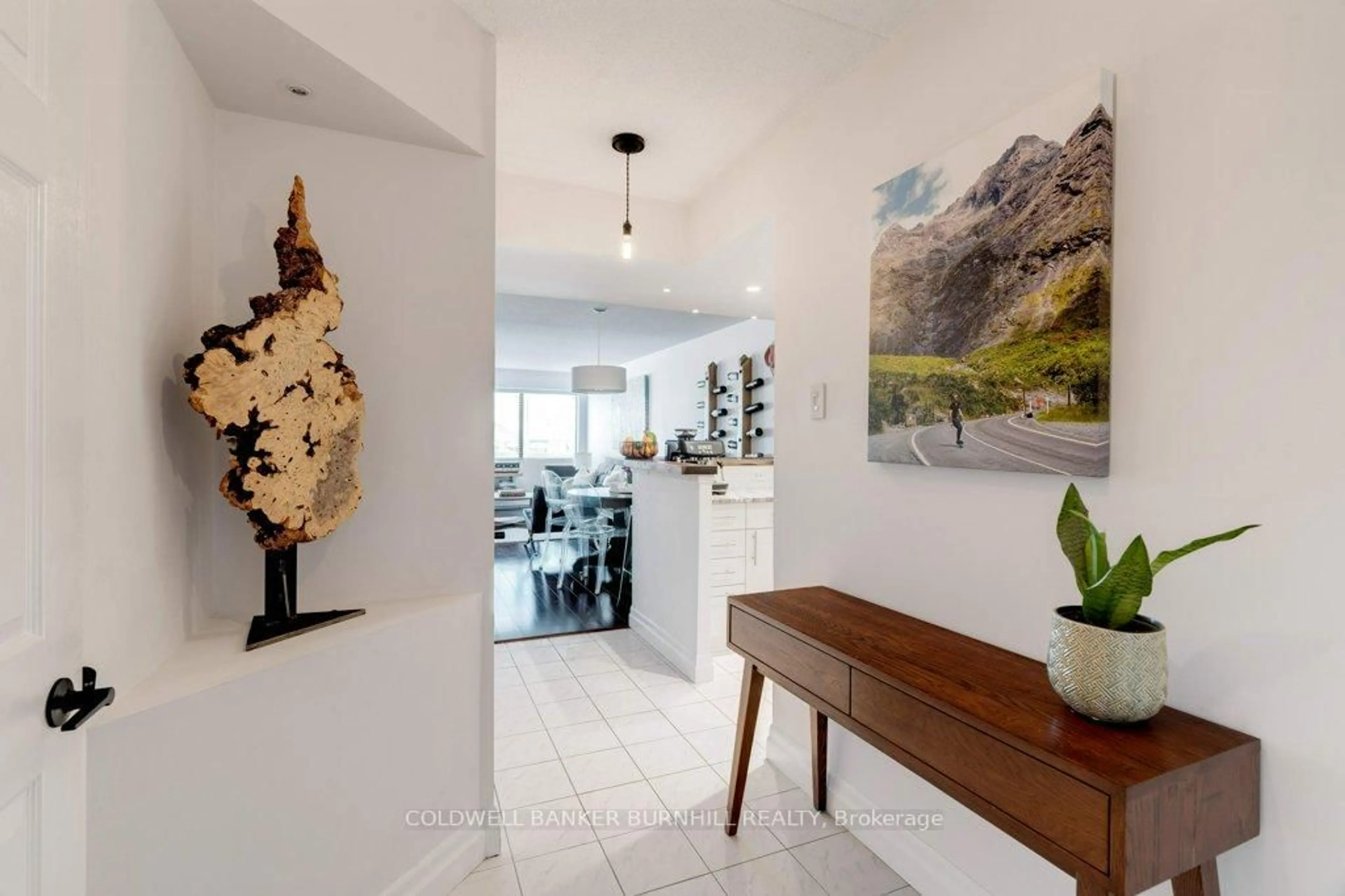 Indoor entryway for 100 Bronte Rd #214, Oakville Ontario L6L 6L5