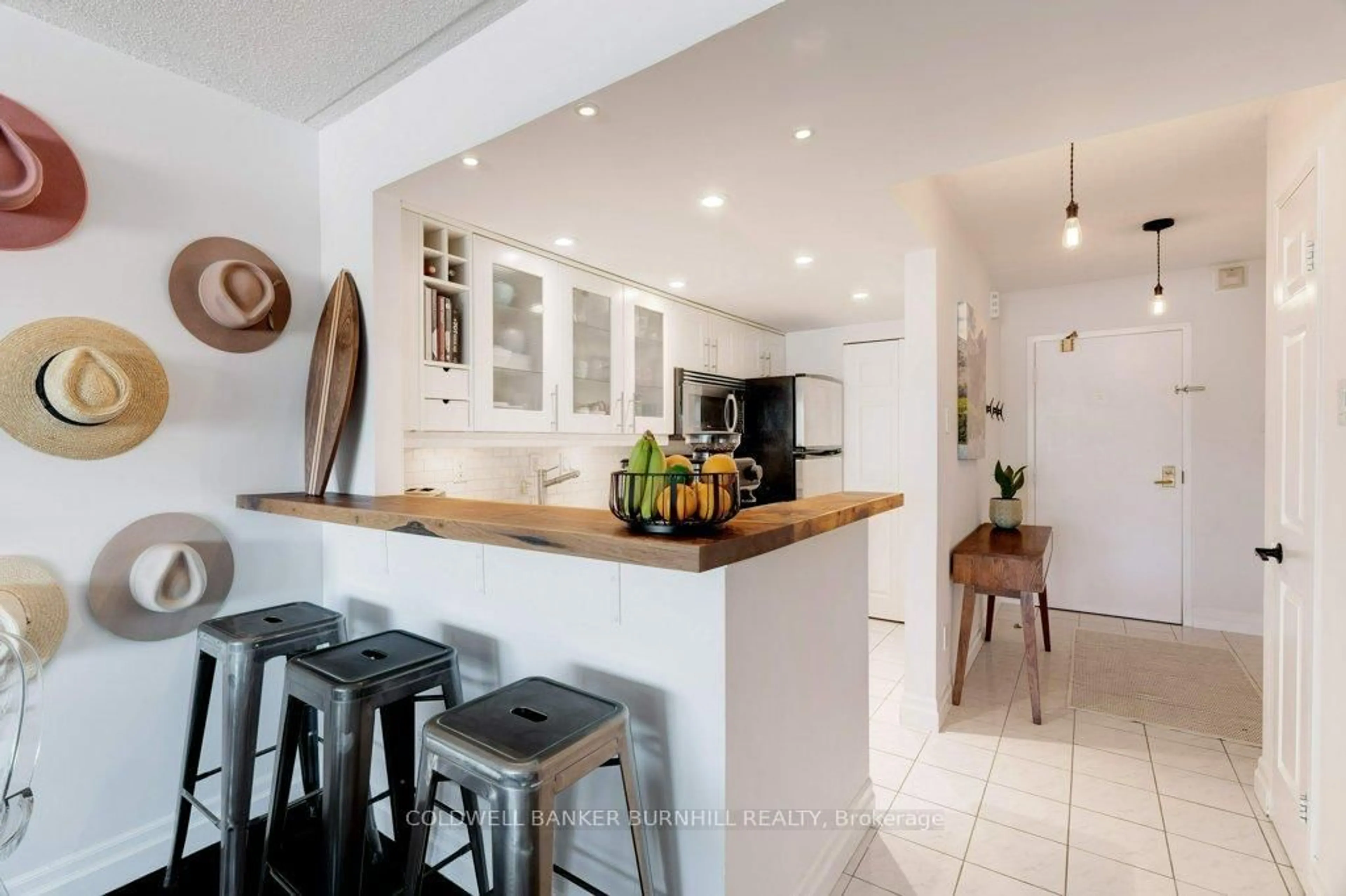 Open concept kitchen, ceramic/tile floor for 100 Bronte Rd #214, Oakville Ontario L6L 6L5