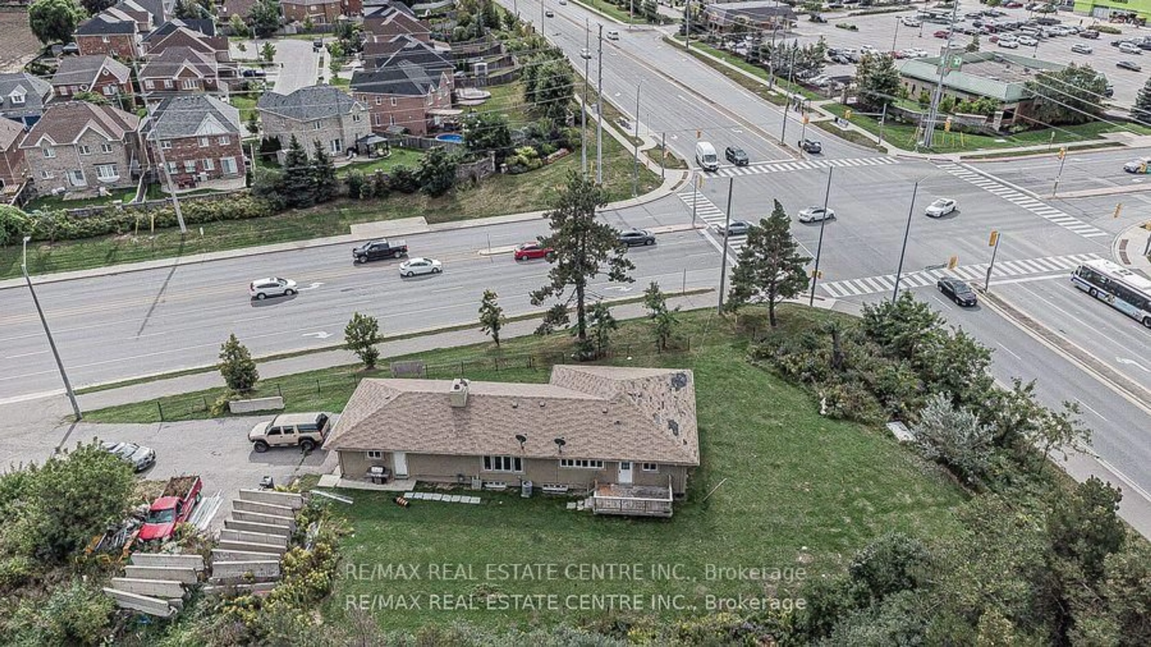 A pic from outside/outdoor area/front of a property/back of a property/a pic from drone, street for 3024 Countryside Dr, Brampton Ontario L6P 0V3
