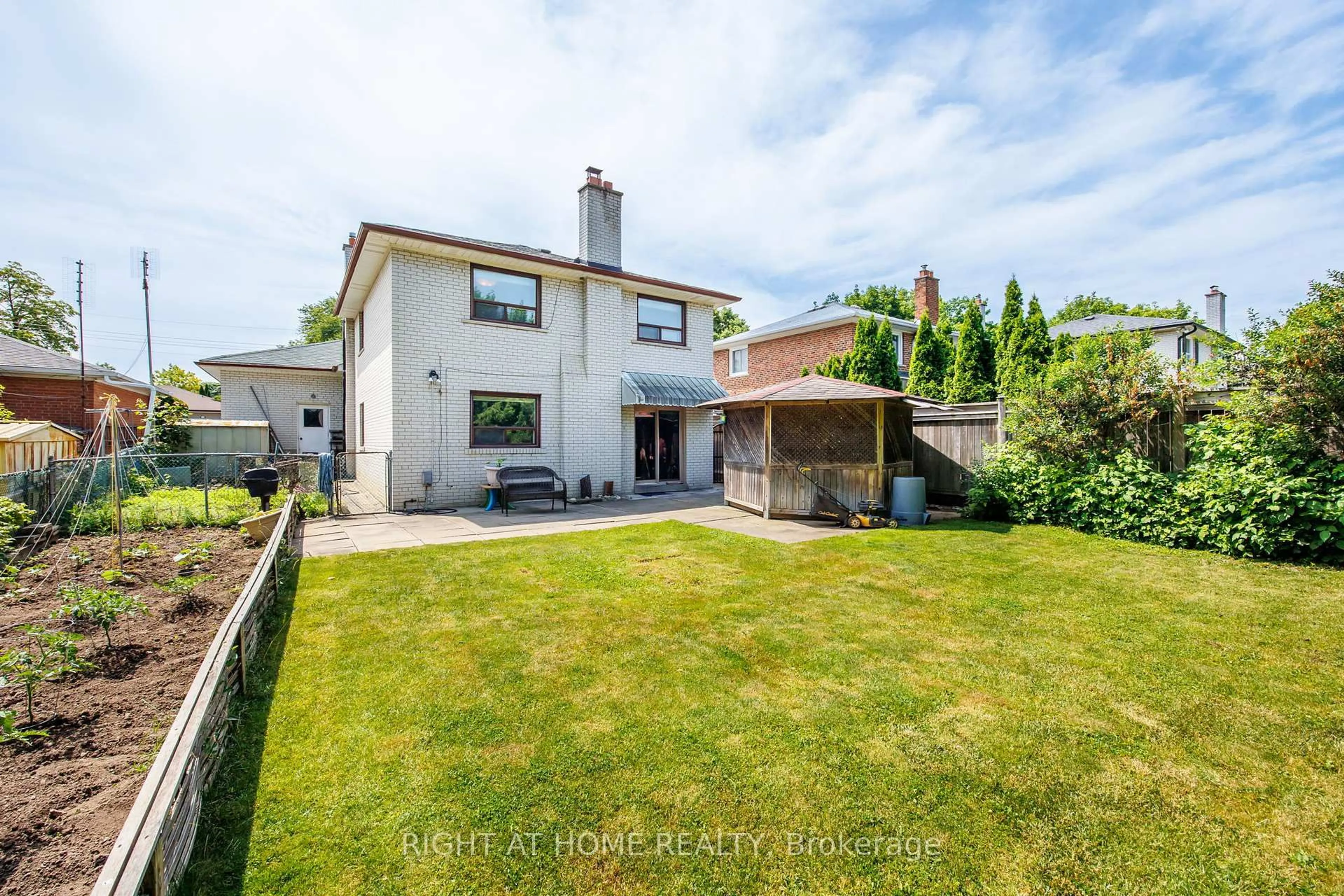 A pic from outside/outdoor area/front of a property/back of a property/a pic from drone, street for 30 Hawthorne Rd, Toronto Ontario M9R 1P3