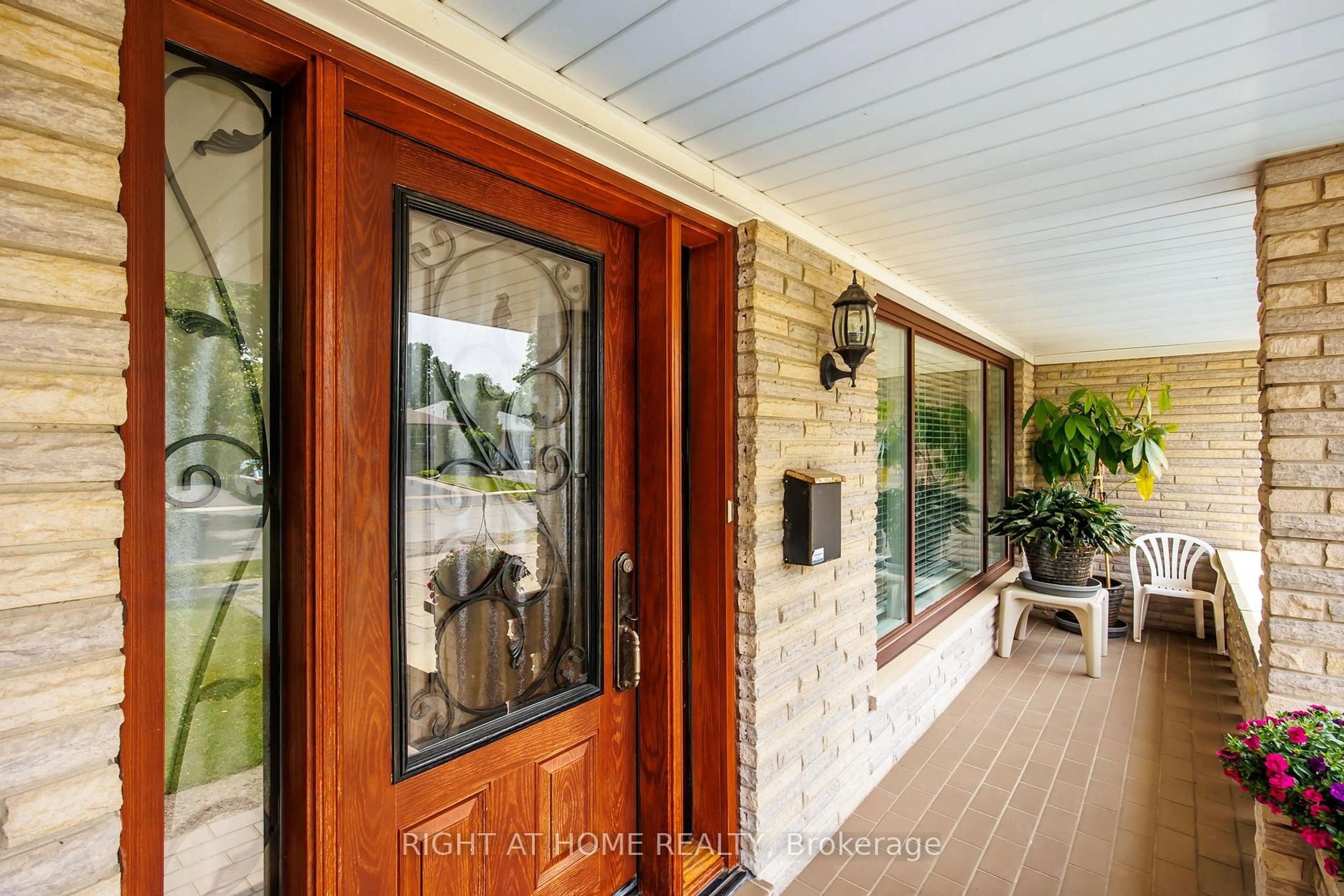 Indoor entryway for 30 Hawthorne Rd, Toronto Ontario M9R 1P3