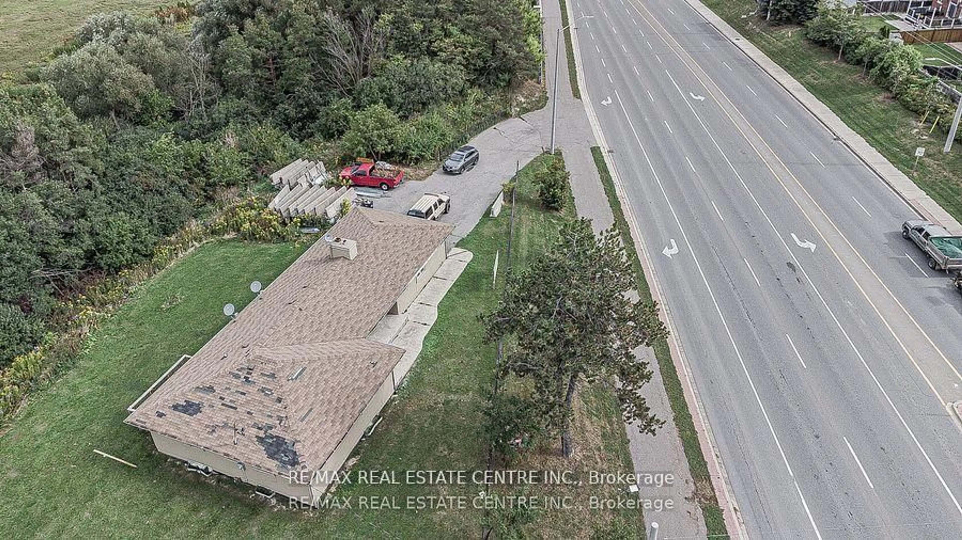 A pic from outside/outdoor area/front of a property/back of a property/a pic from drone, street for 3024 Countryside Dr, Brampton Ontario L6P 0V3