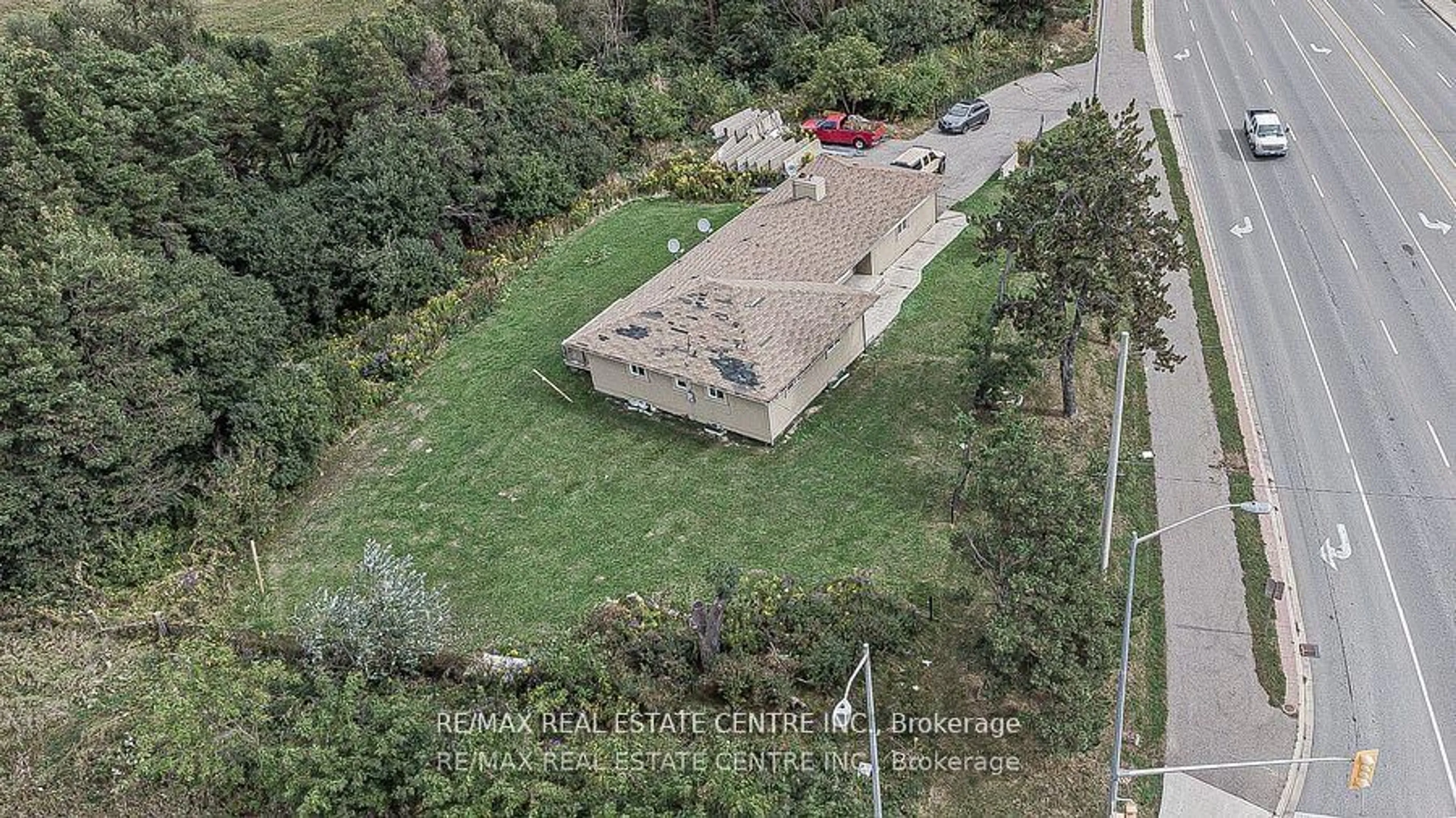 A pic from outside/outdoor area/front of a property/back of a property/a pic from drone, street for 3024 Countryside Dr, Brampton Ontario L6P 0V3