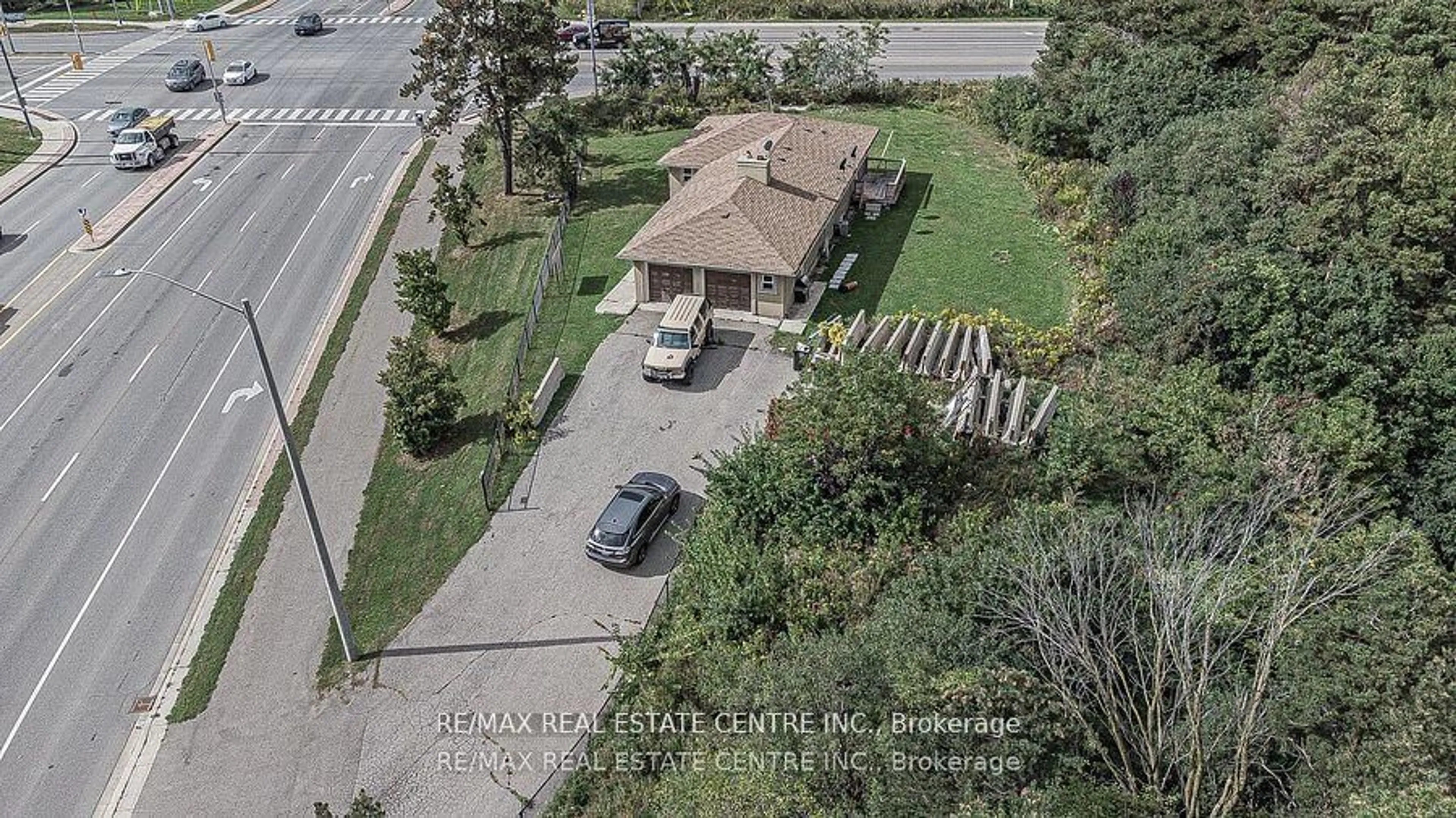 A pic from outside/outdoor area/front of a property/back of a property/a pic from drone, street for 3024 Countryside Dr, Brampton Ontario L6P 0V3