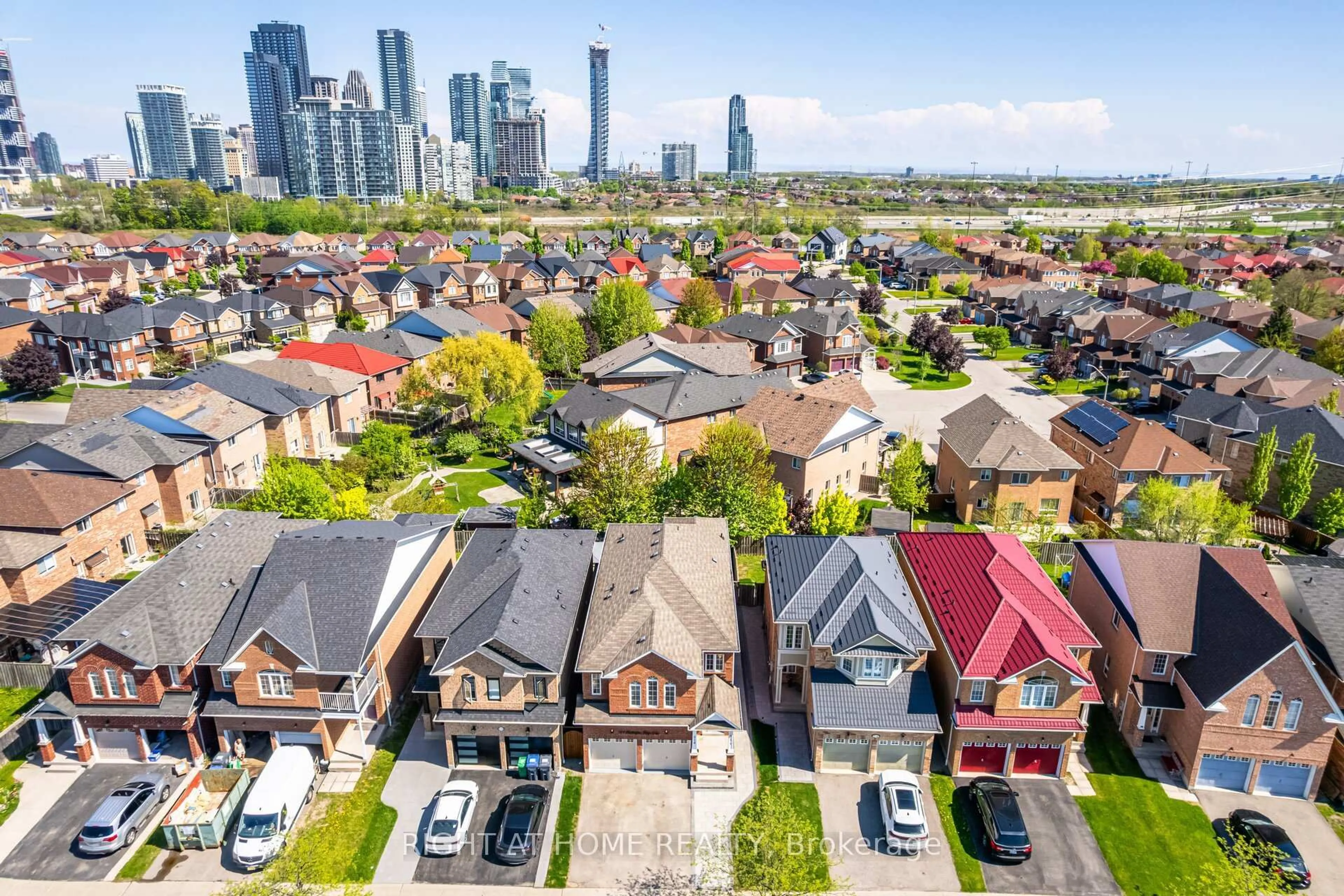 A pic from outside/outdoor area/front of a property/back of a property/a pic from drone, city buildings view from balcony for 514 Huntington Ridge Dr, Mississauga Ontario L5R 2X7