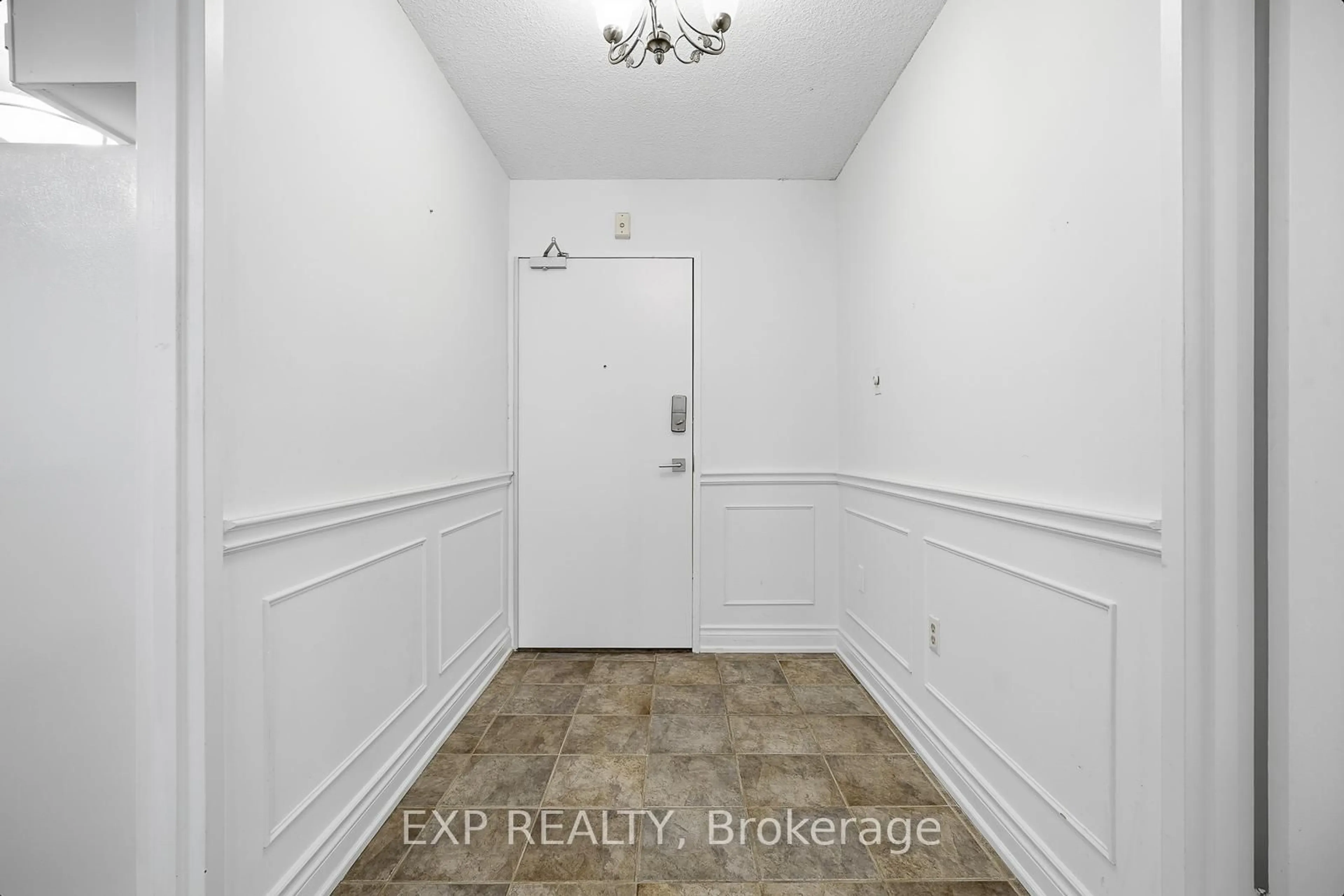 Indoor entryway for 965 Inverhouse Dr #304, Mississauga Ontario L5J 4B4