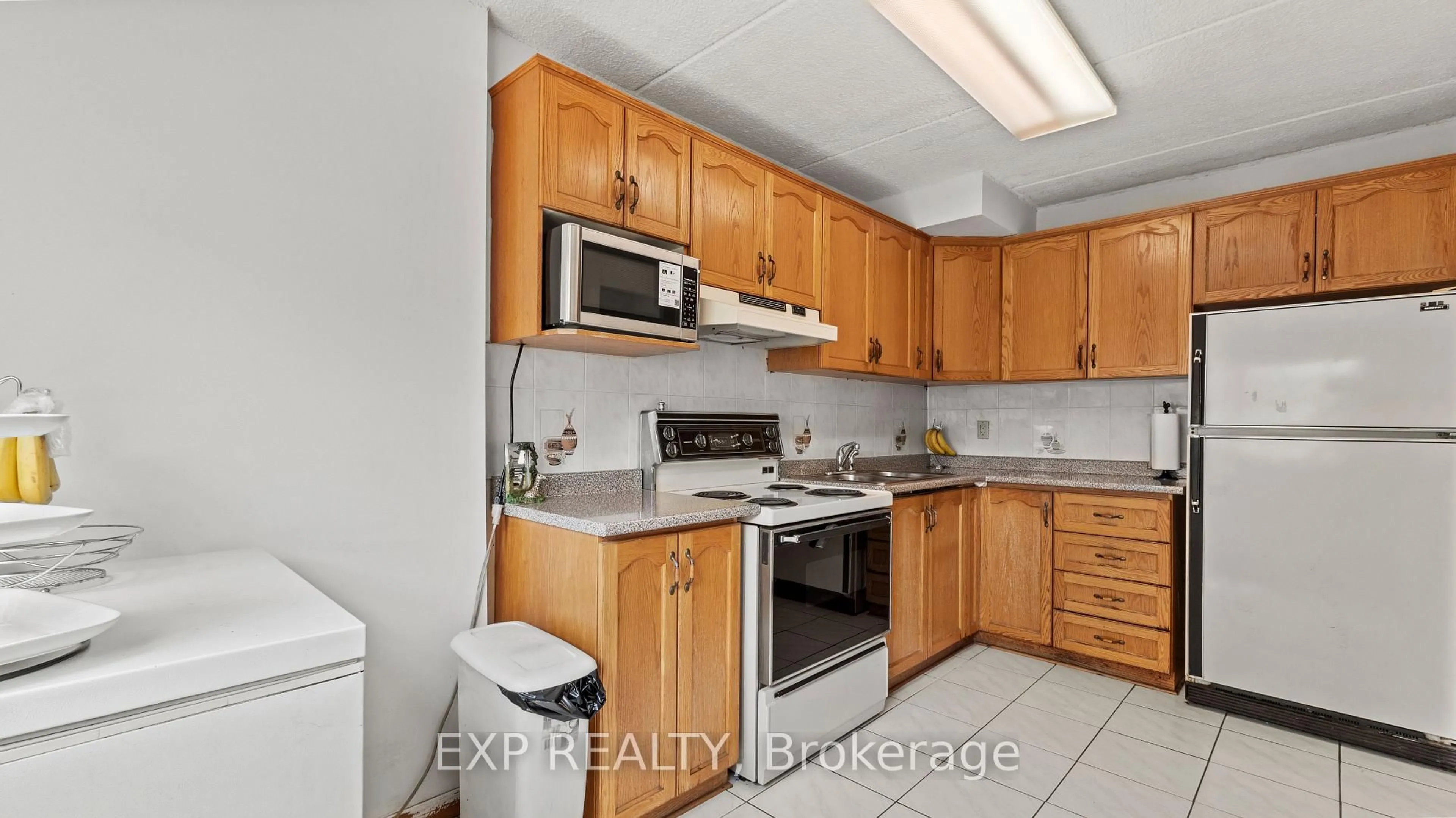 Standard kitchen, unknown for 180 Mississauga Valley Blvd #160, Mississauga Ontario L5M 3M2
