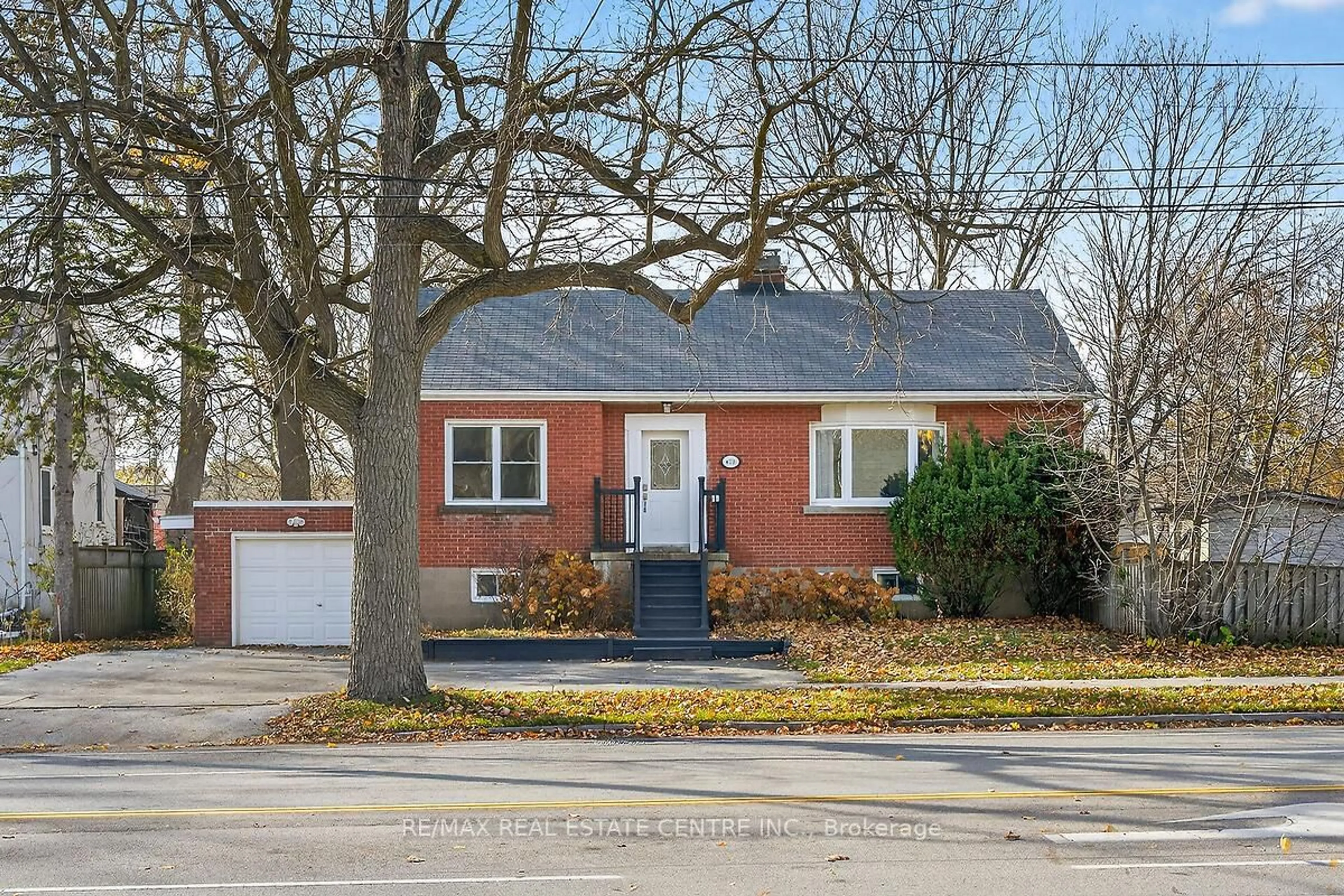 Home with brick exterior material, street for 610 Guelph Line, Burlington Ontario L7R 3M4