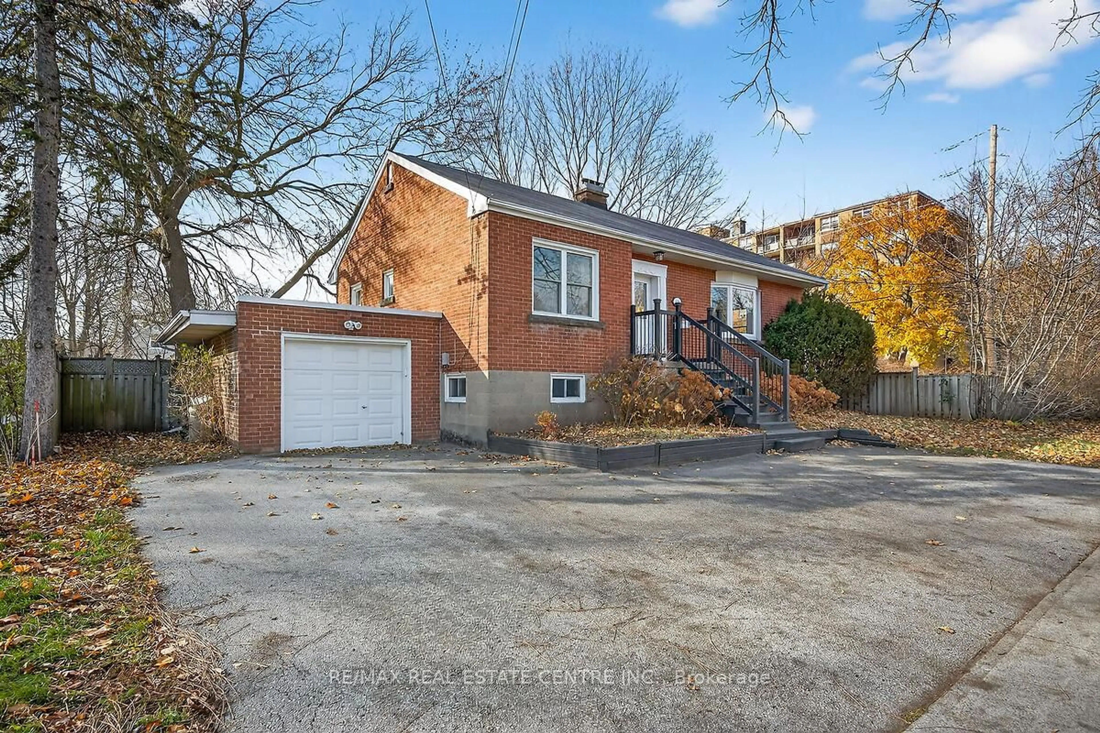 Home with brick exterior material, street for 610 Guelph Line, Burlington Ontario L7R 3M4
