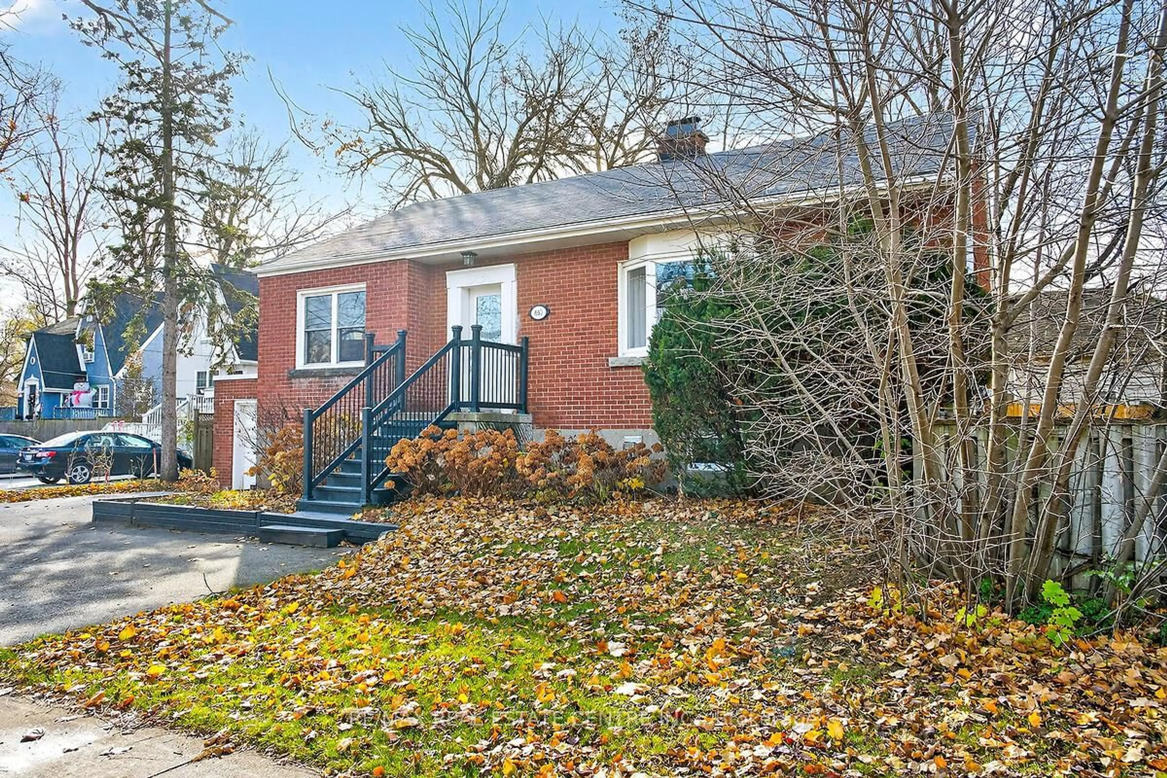 Home with brick exterior material, street for 610 Guelph Line, Burlington Ontario L7R 3M4