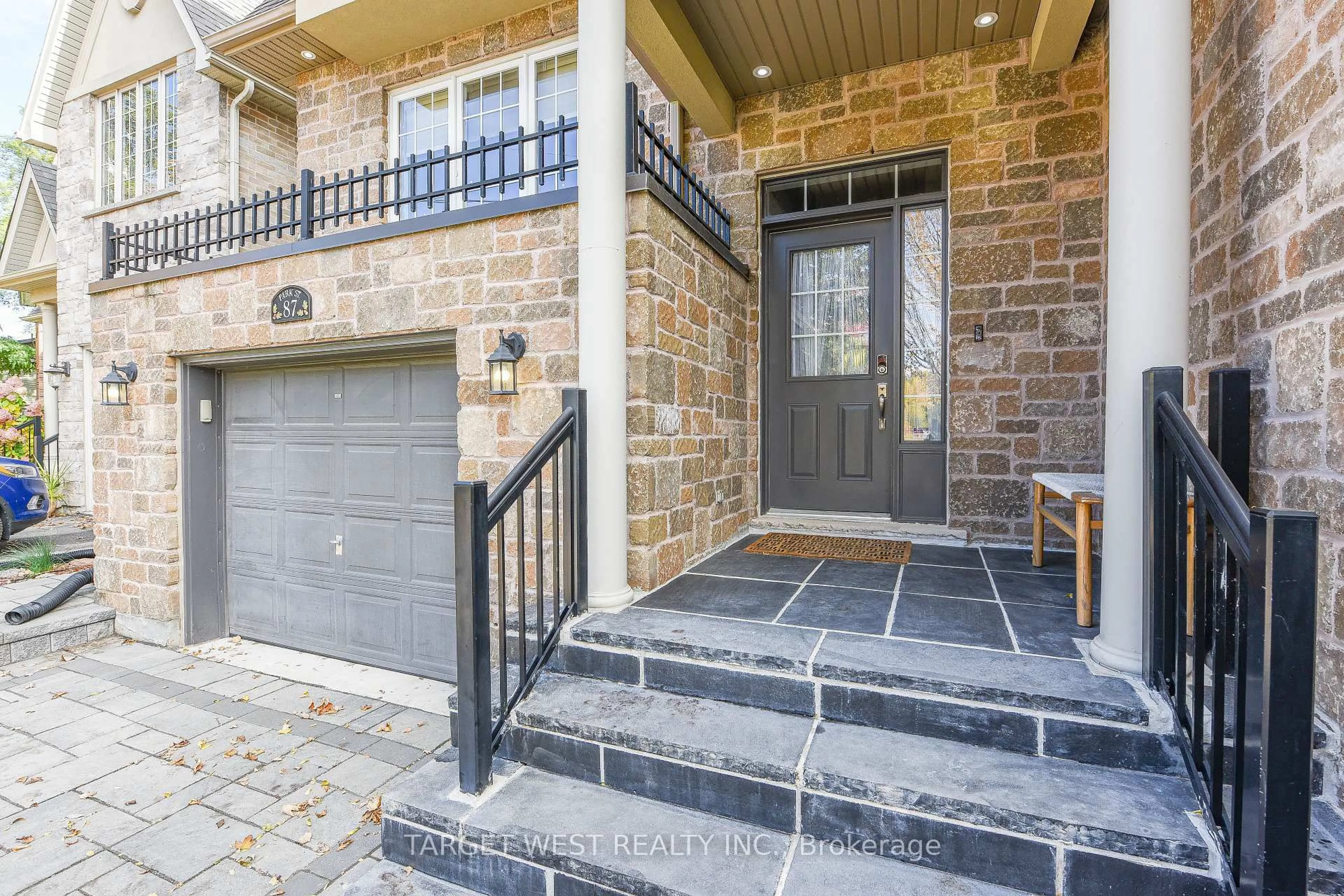 Unknown for 87 Park St, Mississauga Ontario L5H 1L2