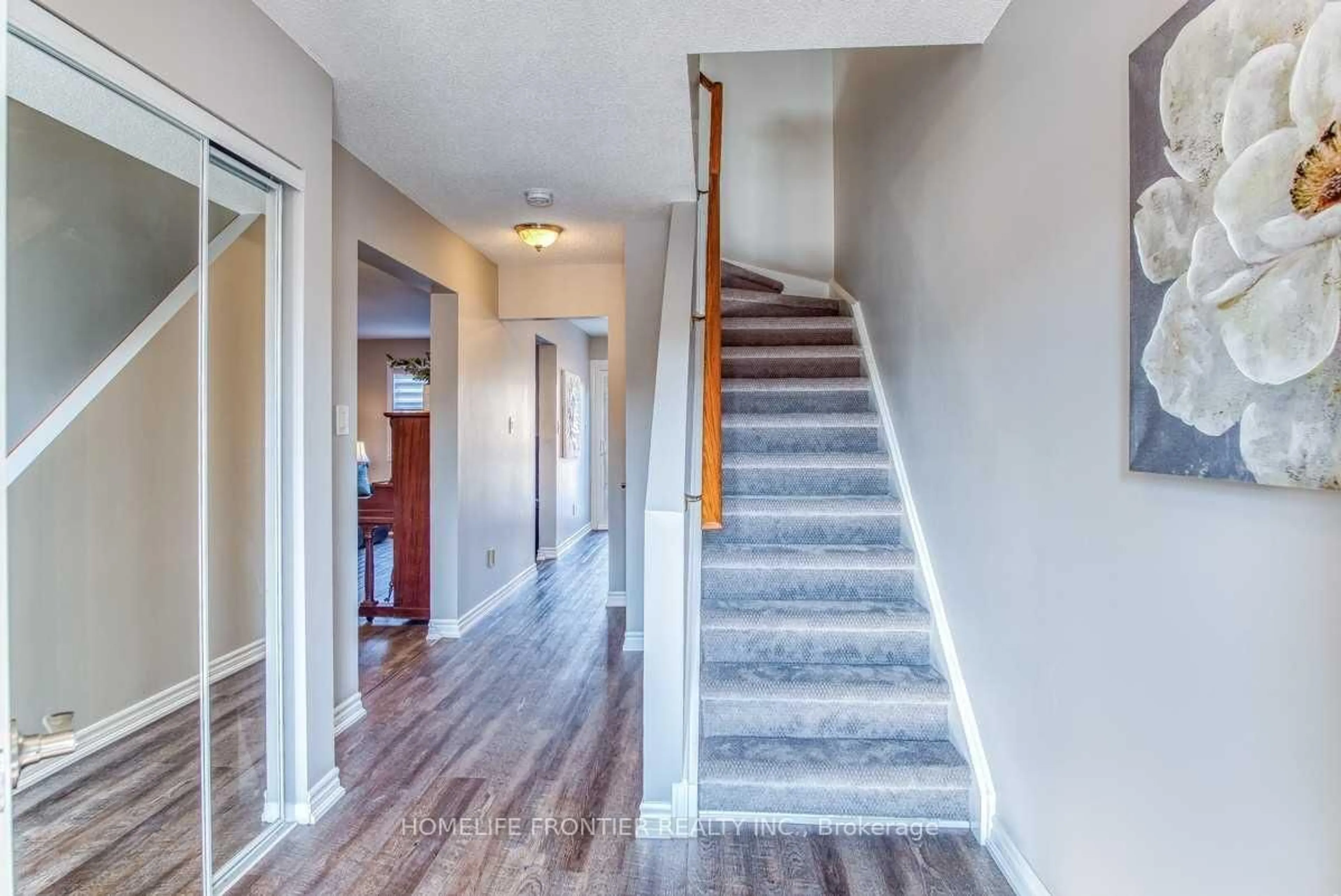 Indoor entryway for 934 Cardington St, Mississauga Ontario L5V 1Z8